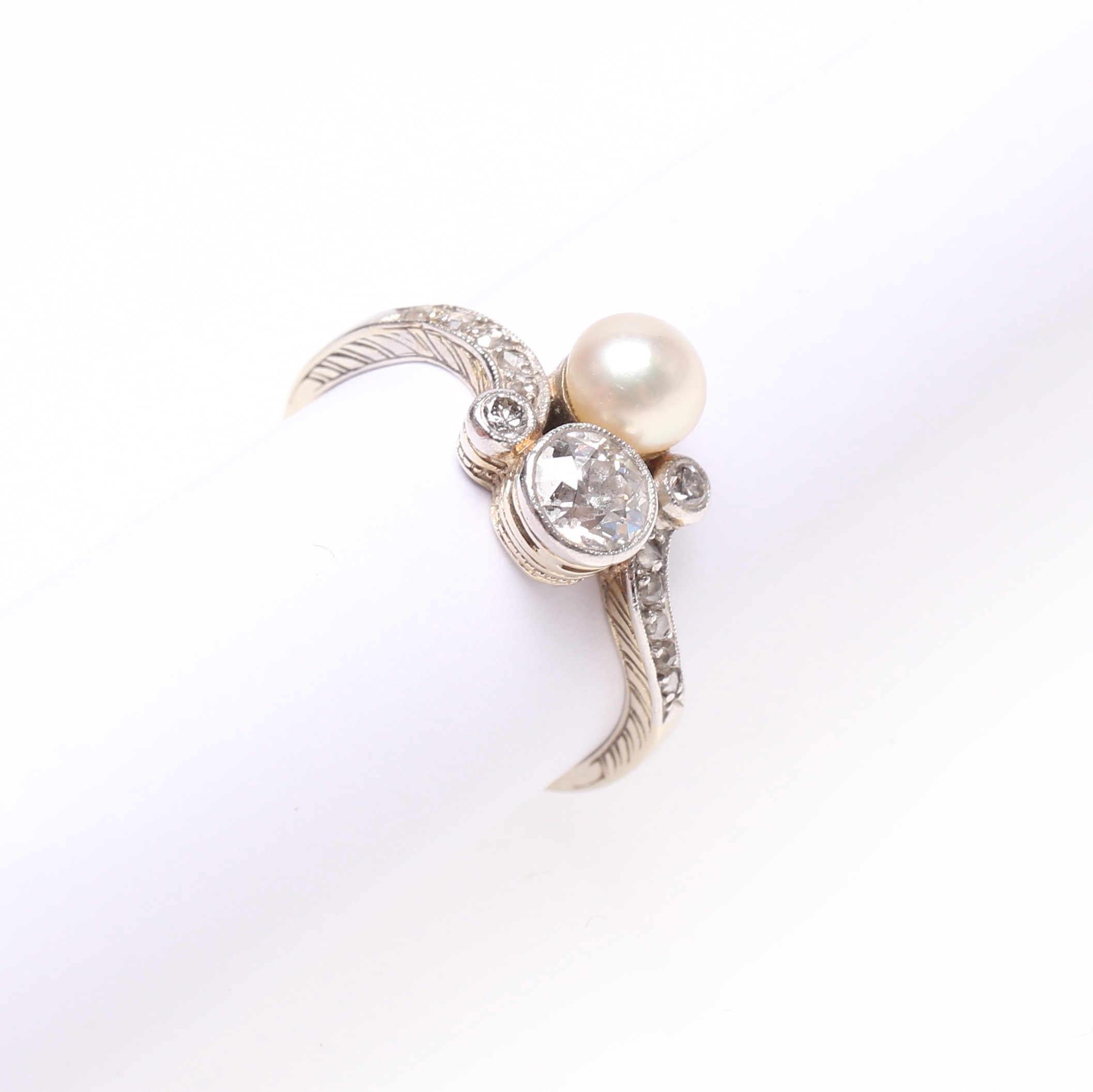 RING, med diamant samt pärla, vitguld, 18k, vikt cirka 2,9 gram.