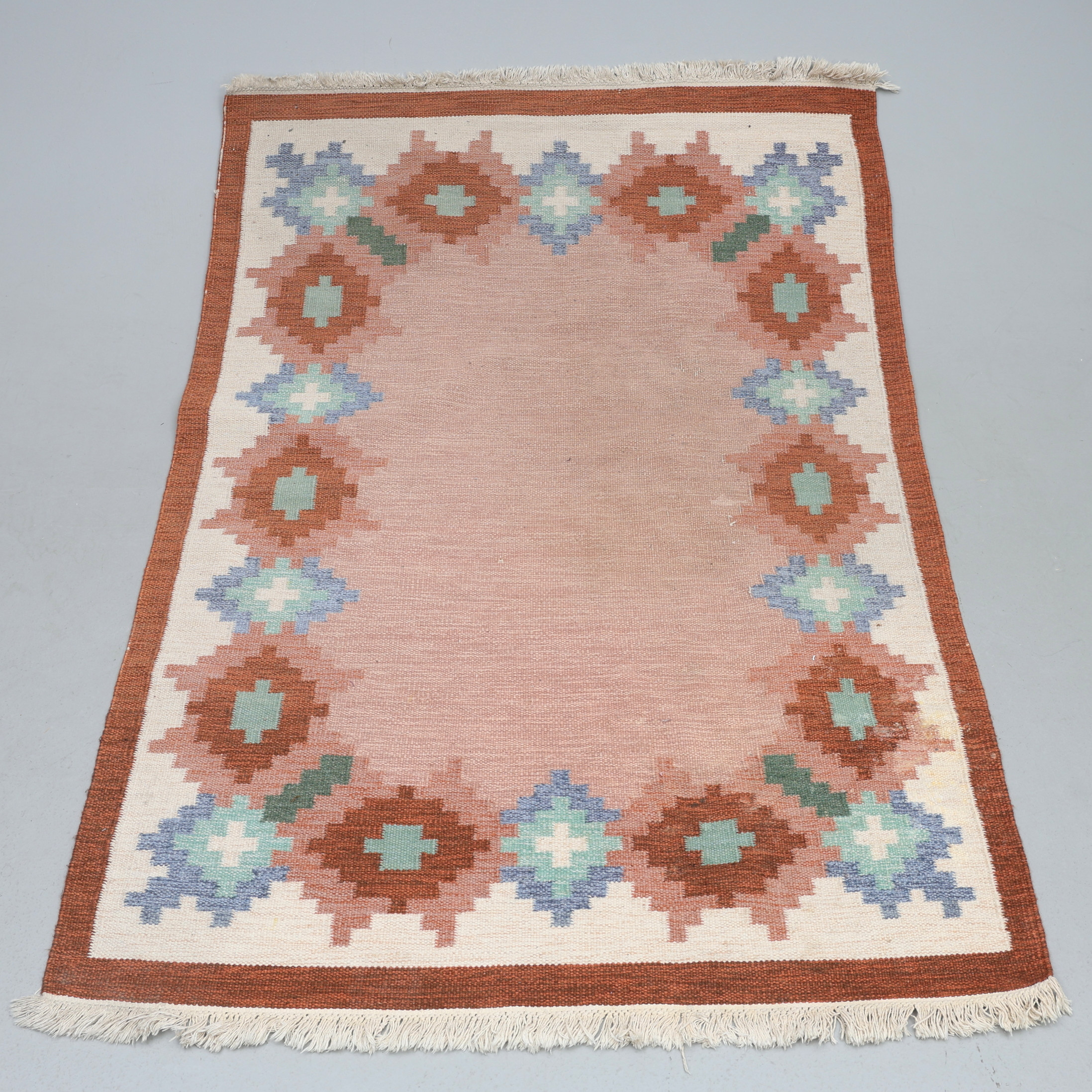 MATTA. Röllakan, ca 140 x 185 cm.