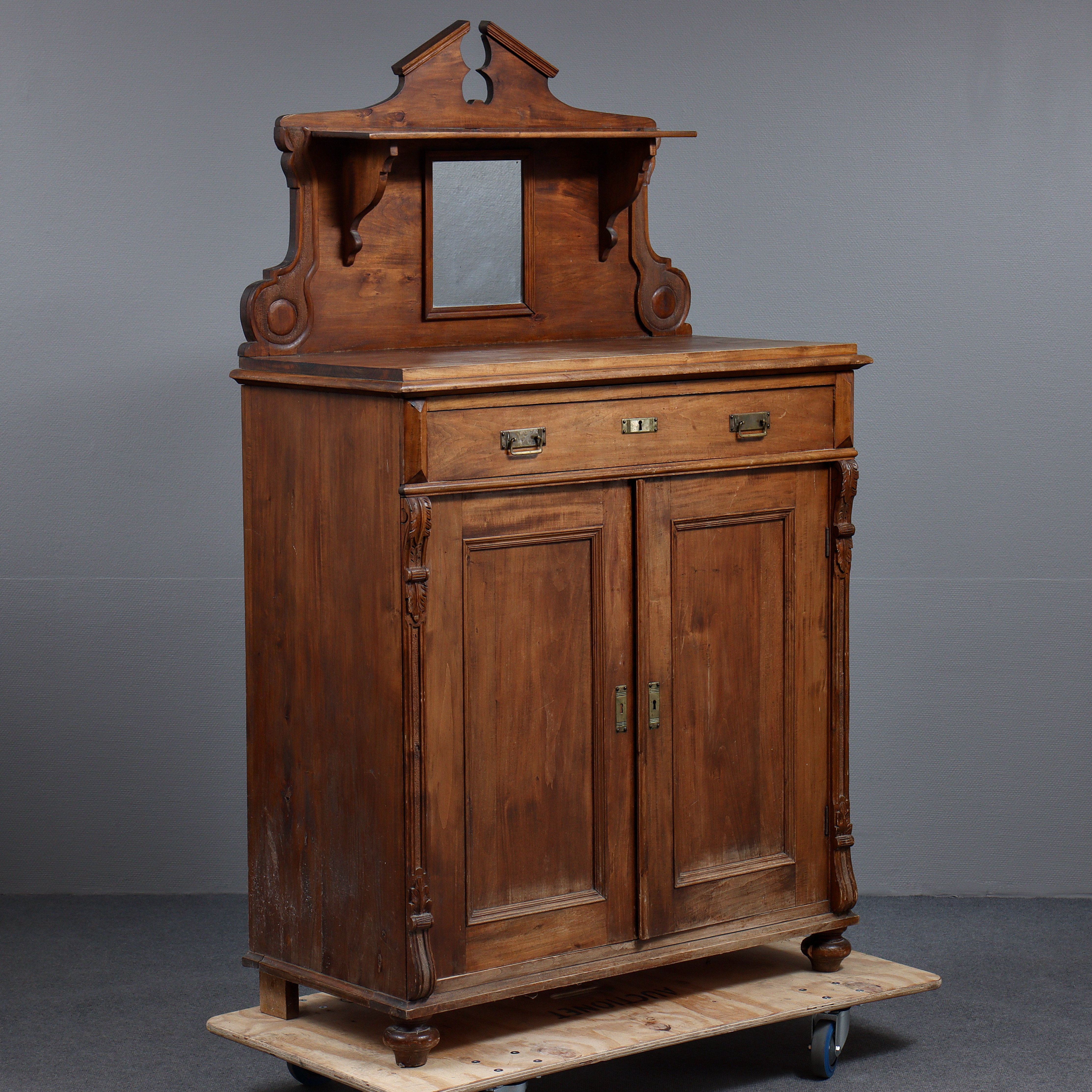 SPEGELSKÄNK, VALNÖT, MÄSSINGS BESLAG, 1800-TAL.