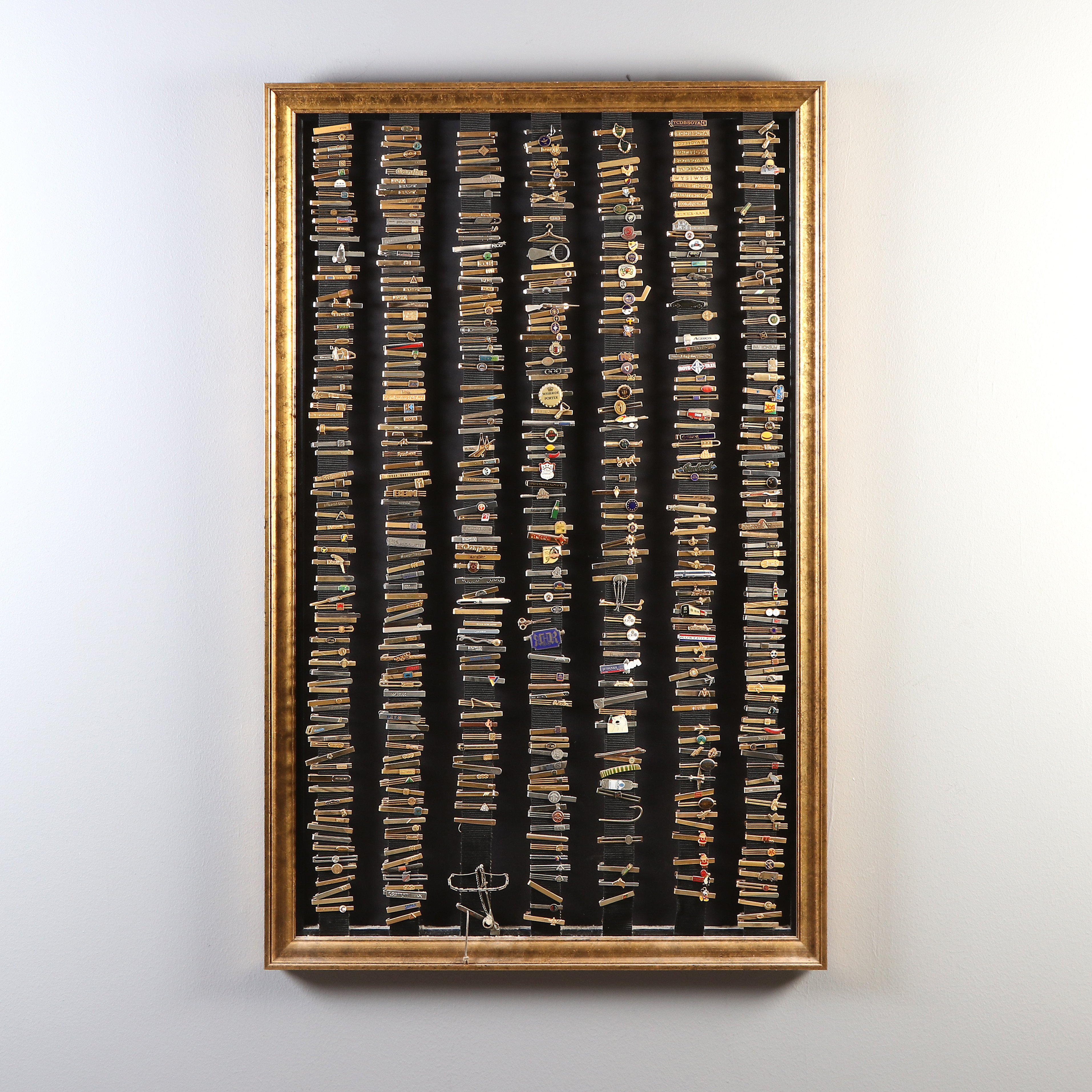 SAMLING SLIPSNÅLAR PÅ TAVLA. 1900-tal.