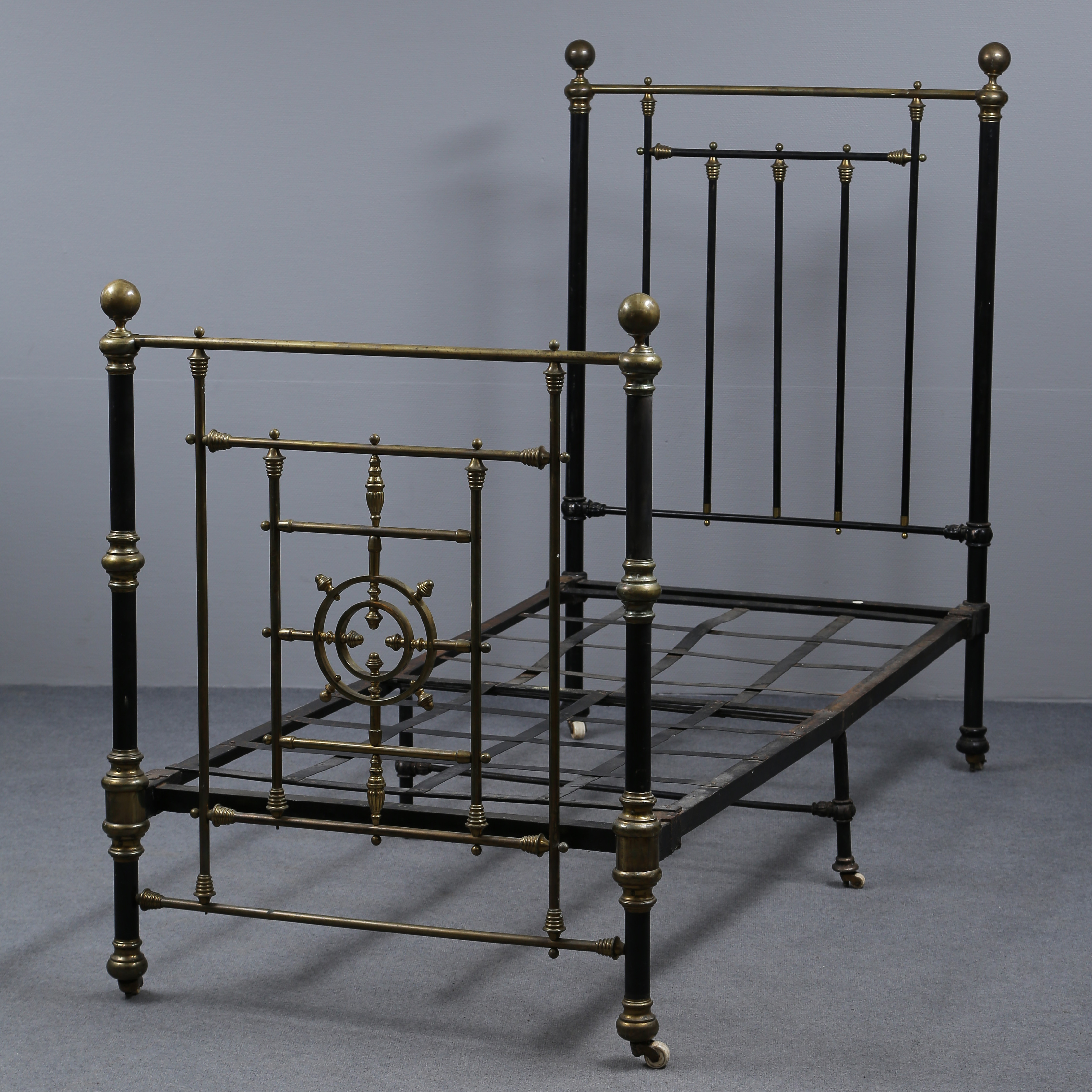 JÄRNSÄNG, MÄSSING, SVART STOMME, TIDIGT 1900-TAL.