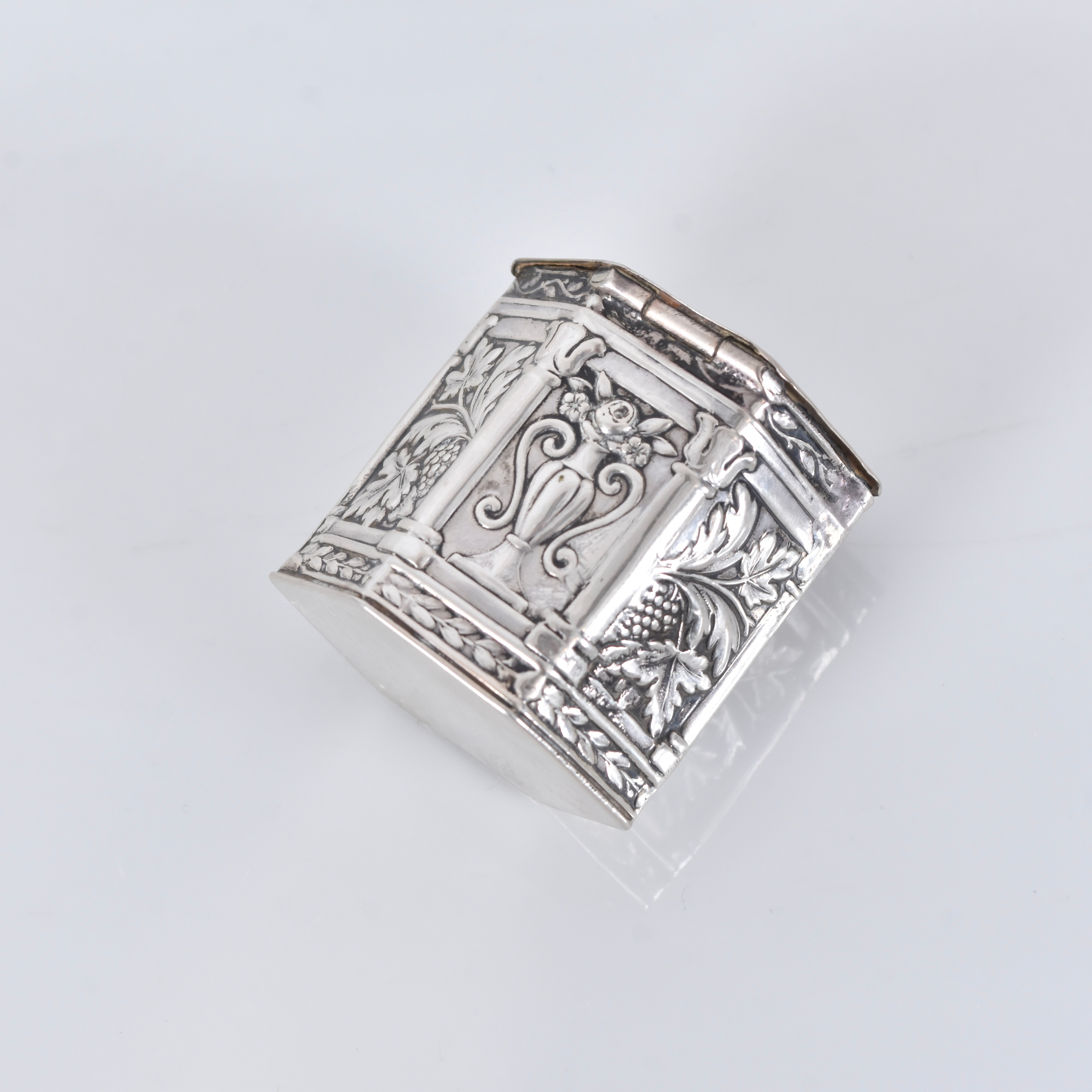 LUKTDOSA, silver, holländsk empirestil, J D Schleissner & Söhne, Hanau, sekelskiftet 1900.