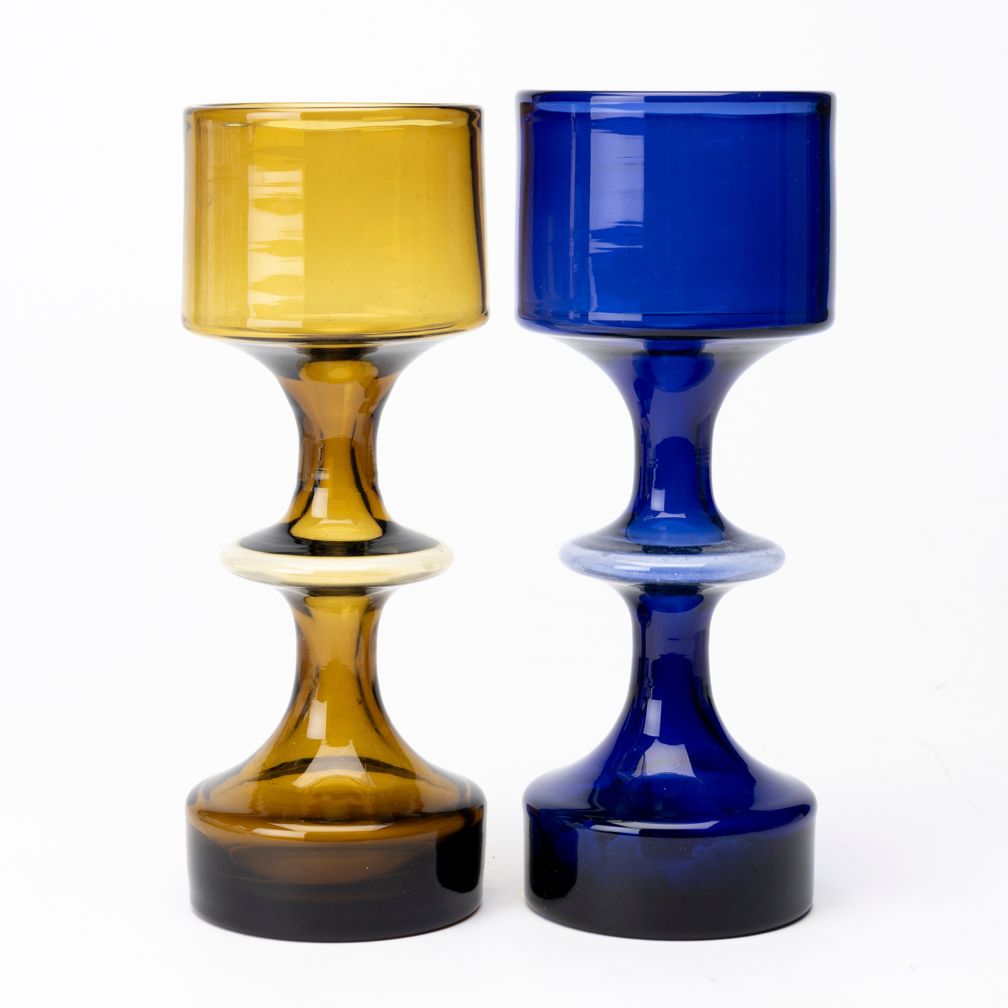 KAJ FRANCK. Vaser, 2 st, "Hyrrä", Nuutajärvi/Notsjö, blå / gul glasmassa, signerade, en daterad -65.