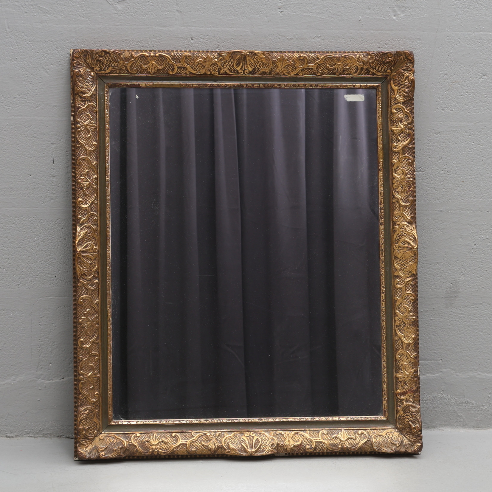 SPEGEL. Tidigare delen av 1900-tal, förgylld ram, senare utbytt glas.