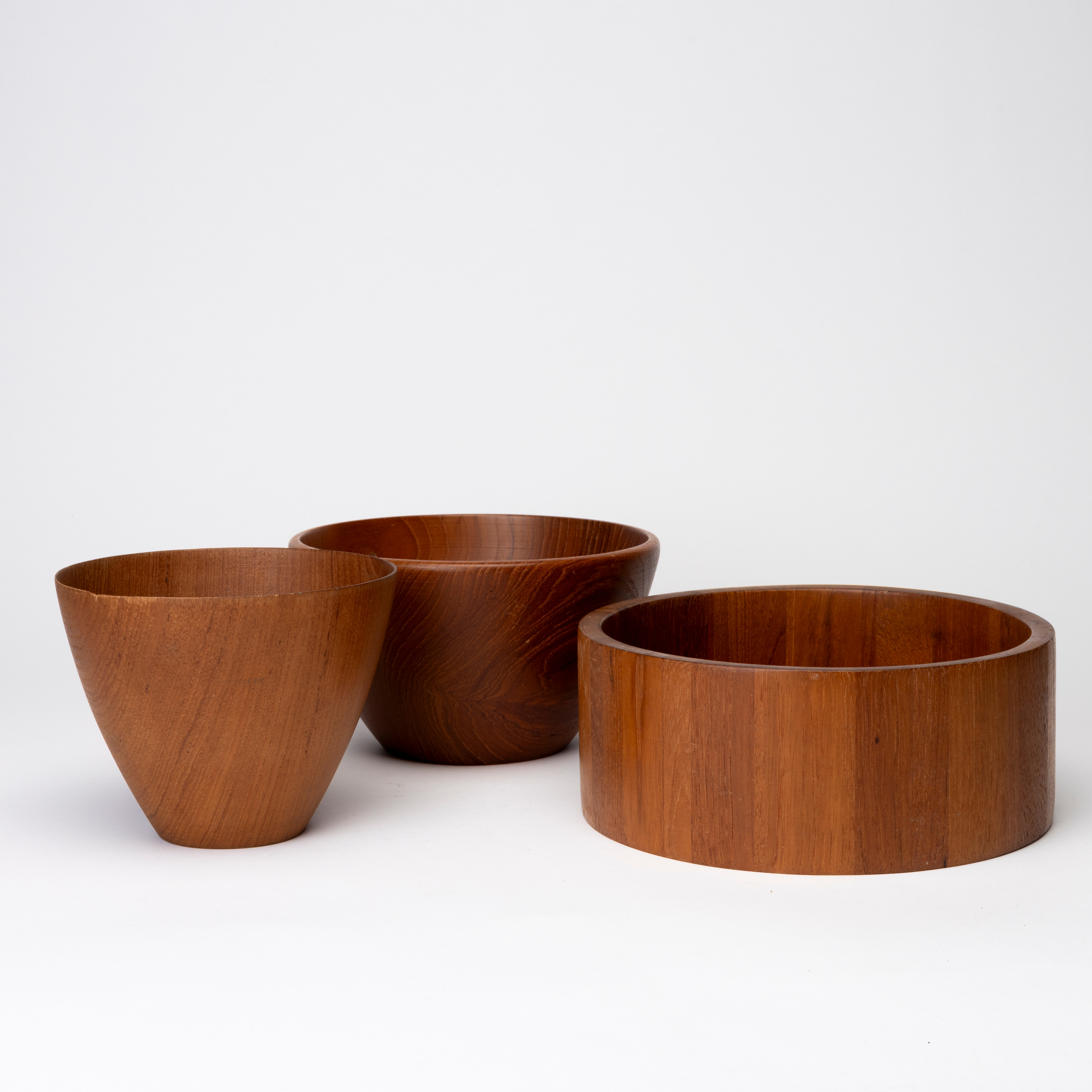 SKÅLAR, 3 st, teak, delvis märkta, 1950/60-tal.