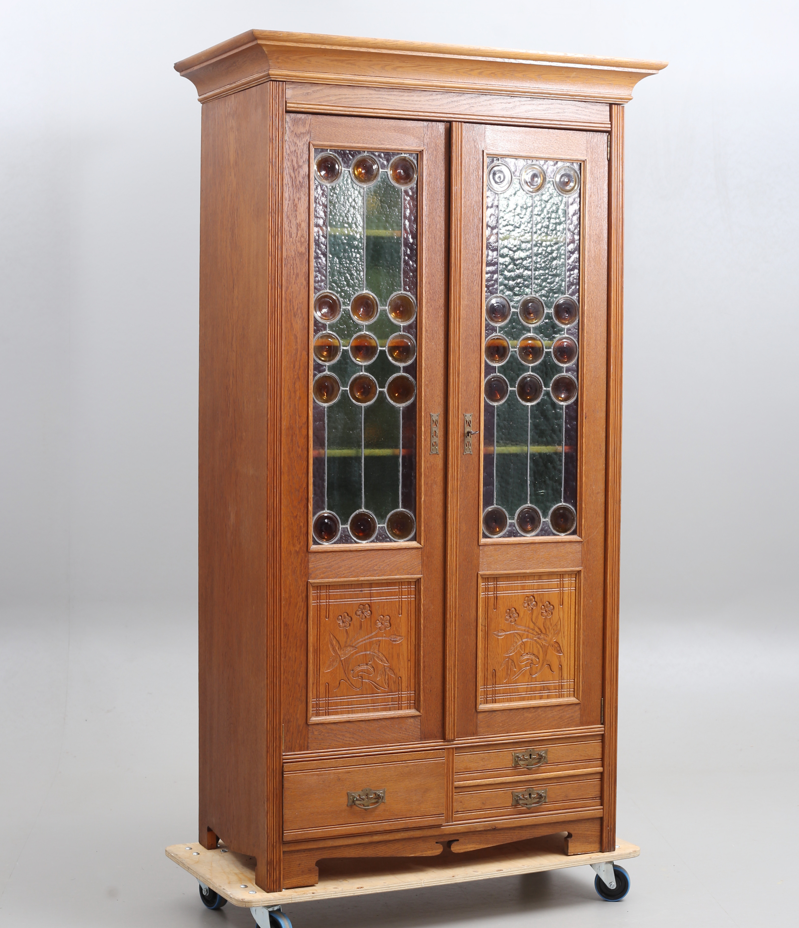 KLÄDSKÅP, ek, jugend , blyinfattat glas.