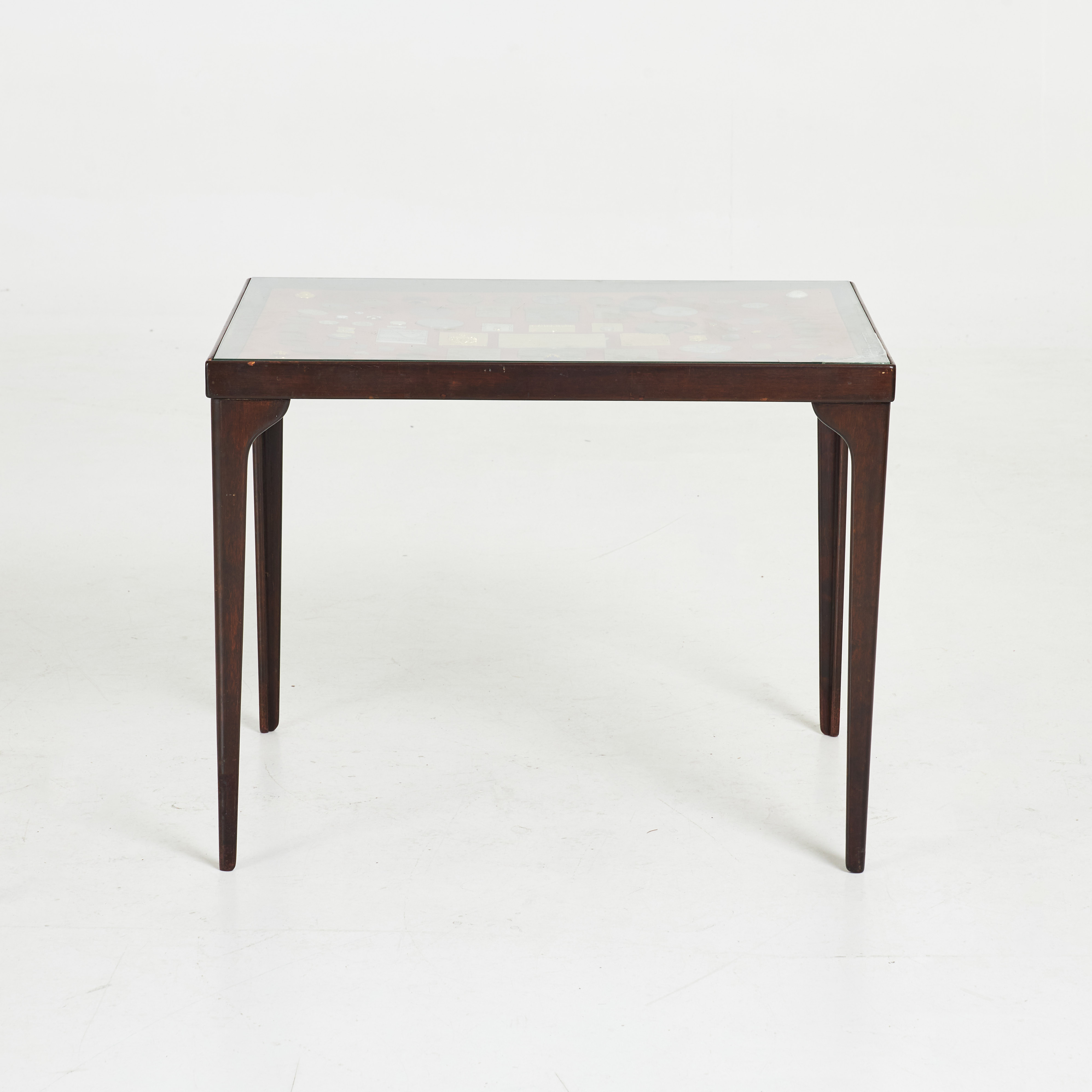 BORD. Aktiebolaget Gustav Axel Berg, infällt under glasskiva medaljer, betsad stomme i björk, märkt.