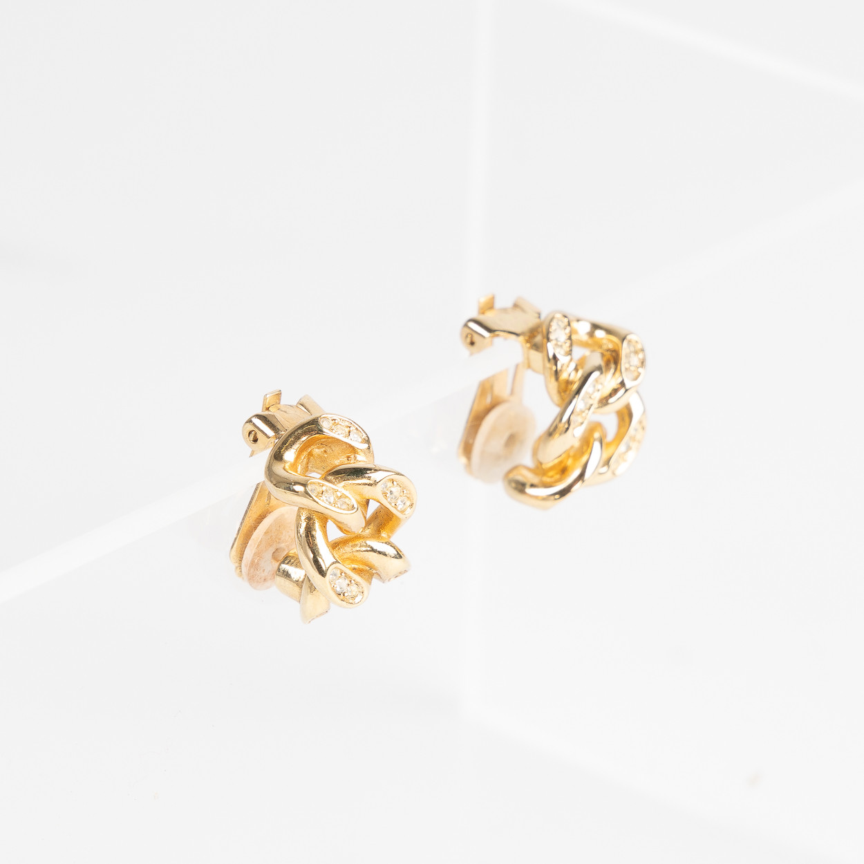 CHRISTIAN DIOR. ÖRHÄNGEN, 1 par clips, tillverkade av Grossé, Germany, 1980-tal.