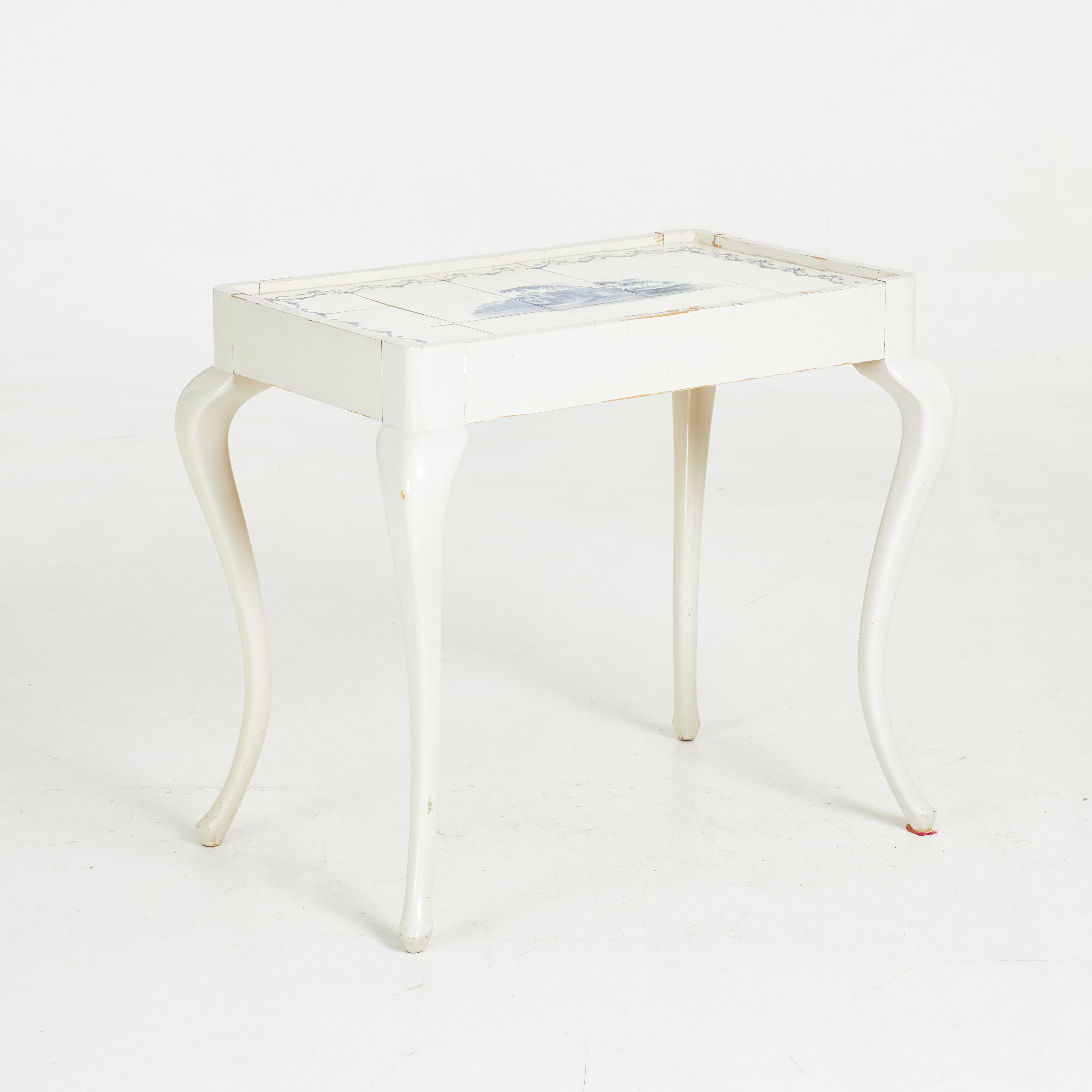 TEBORD. 1900-talets början, bemålad stomme, svängda ben, kakelplattor bemålad dekor, daterat 1923.