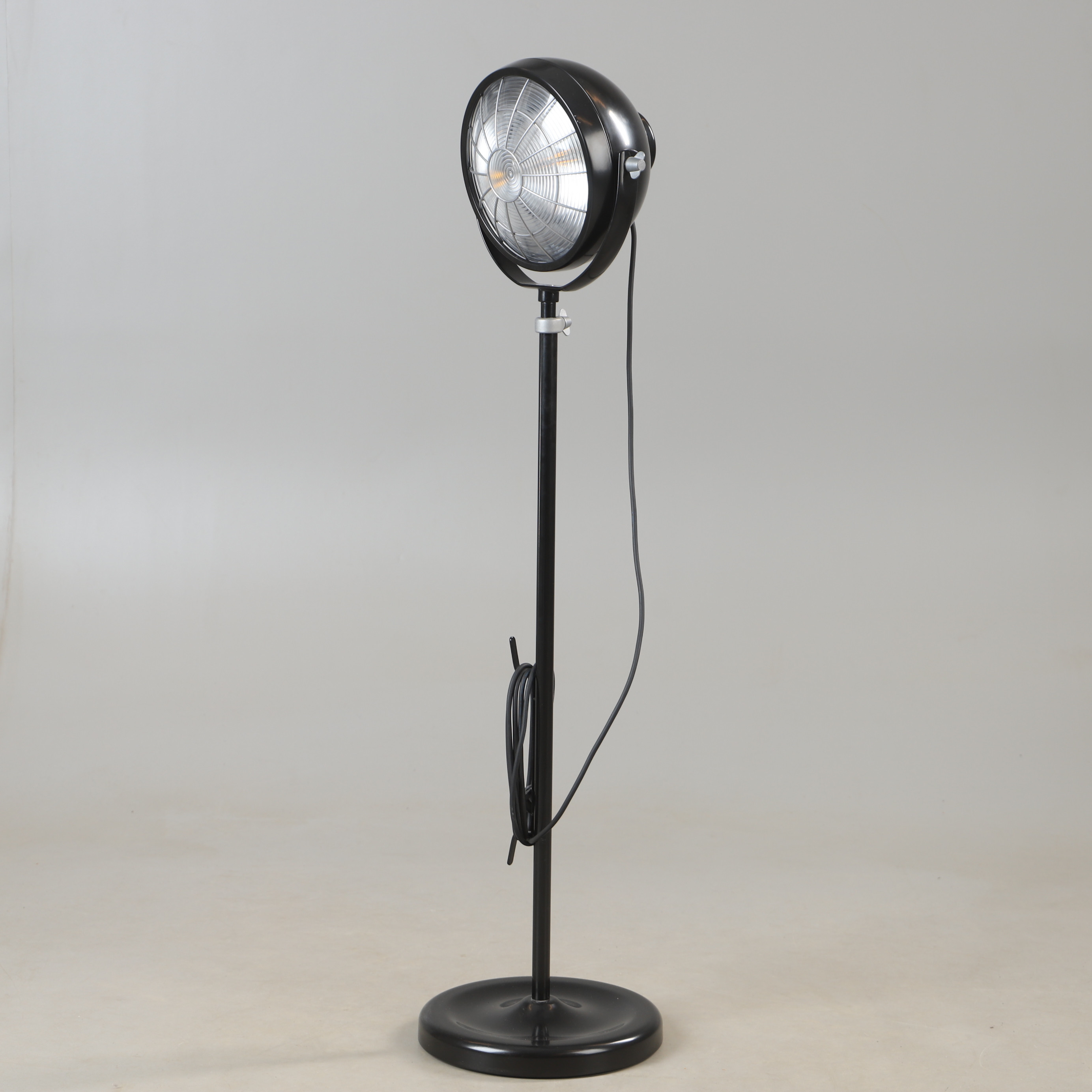 GOLVLAMPA, metall, "Studio".