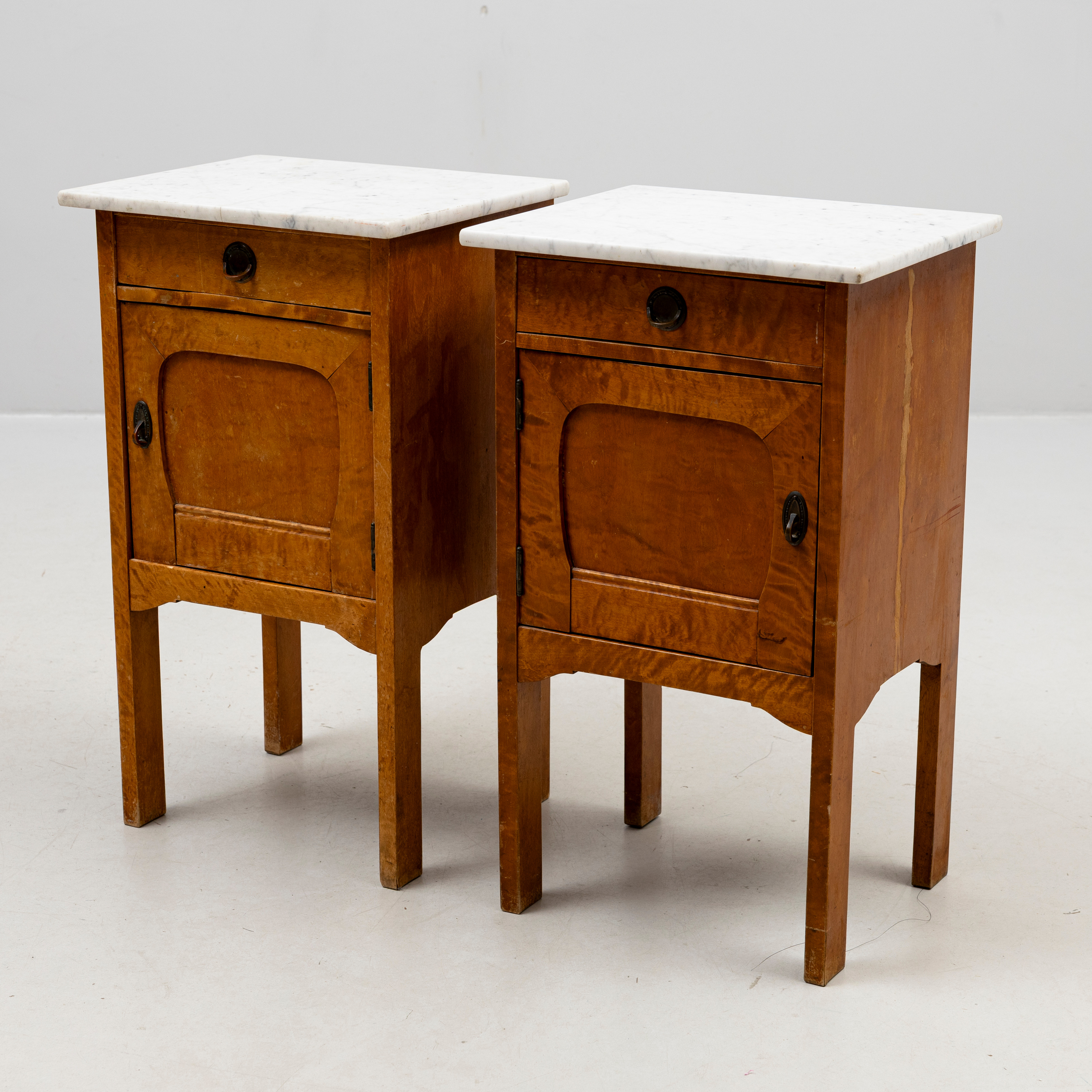 SÄNGBORD, ett par, marmor, björk, 1900-talets början.