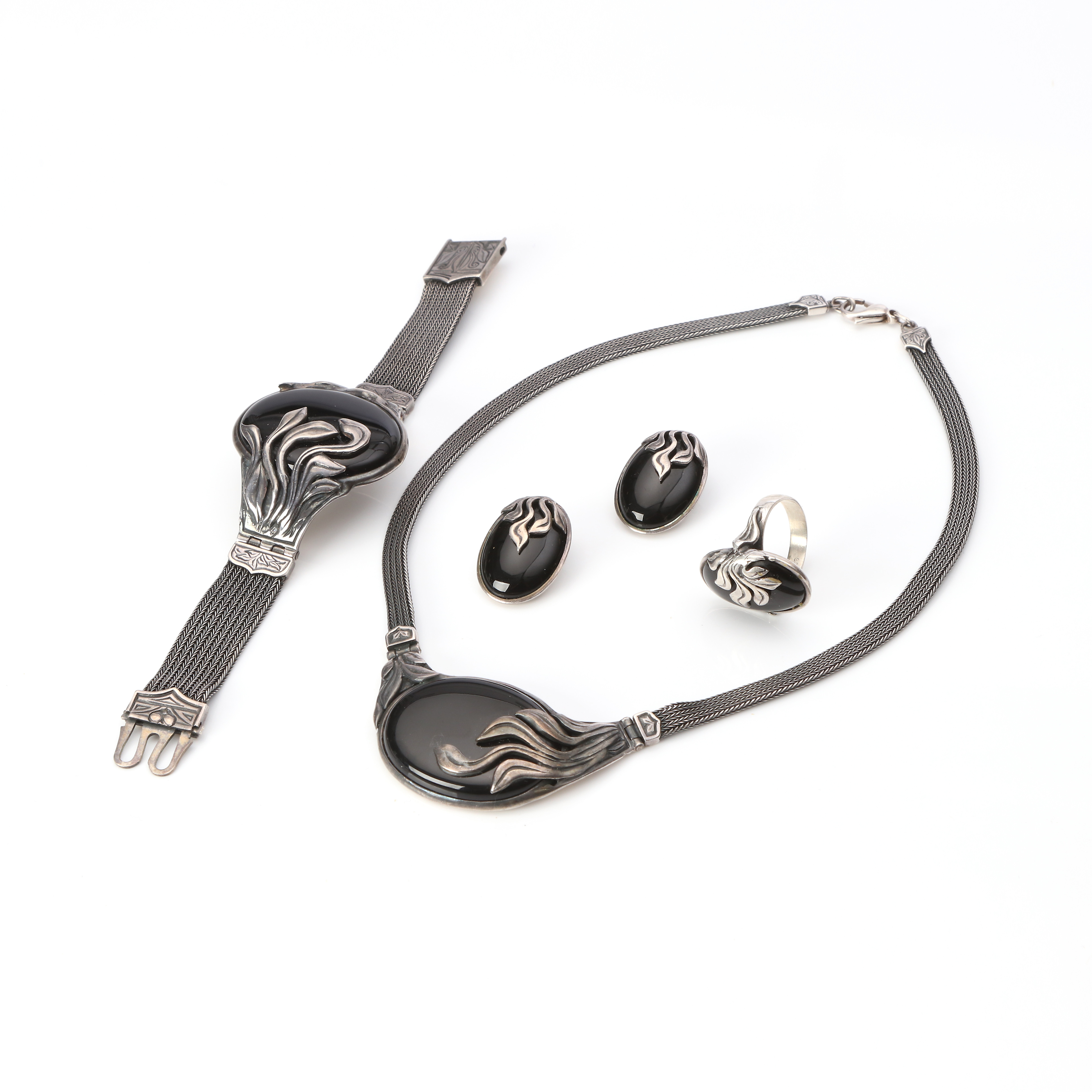 SMYCKESET, FYRA DELAR. Sterlingsilver, delvis oxiderat, med onyx.
