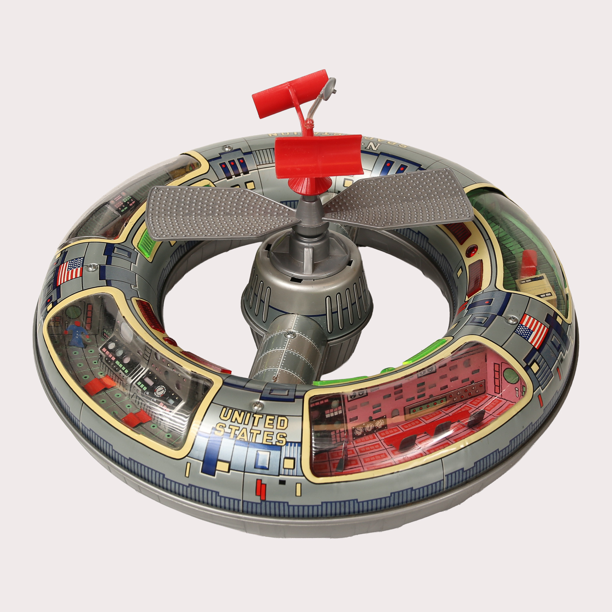 NEW SPACE STATION, tillsammans med STAR TREK, KLINGON ATTACK CRUISER, båda battery operated. Original kartonger. omkring 1980-tal.