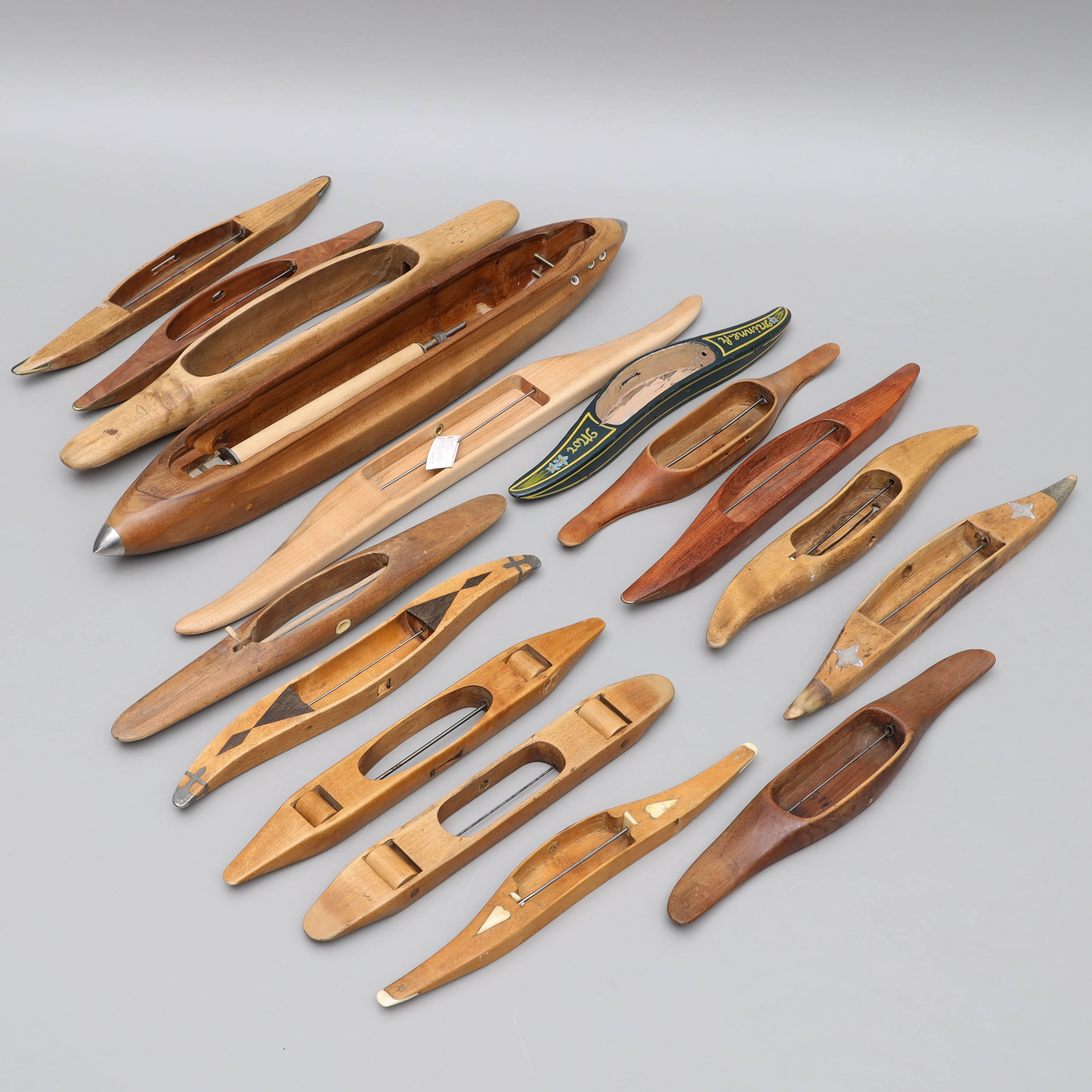 SAMLING VÄVSKYTTLAR, 16 st, trä, 1800/1900-tal.