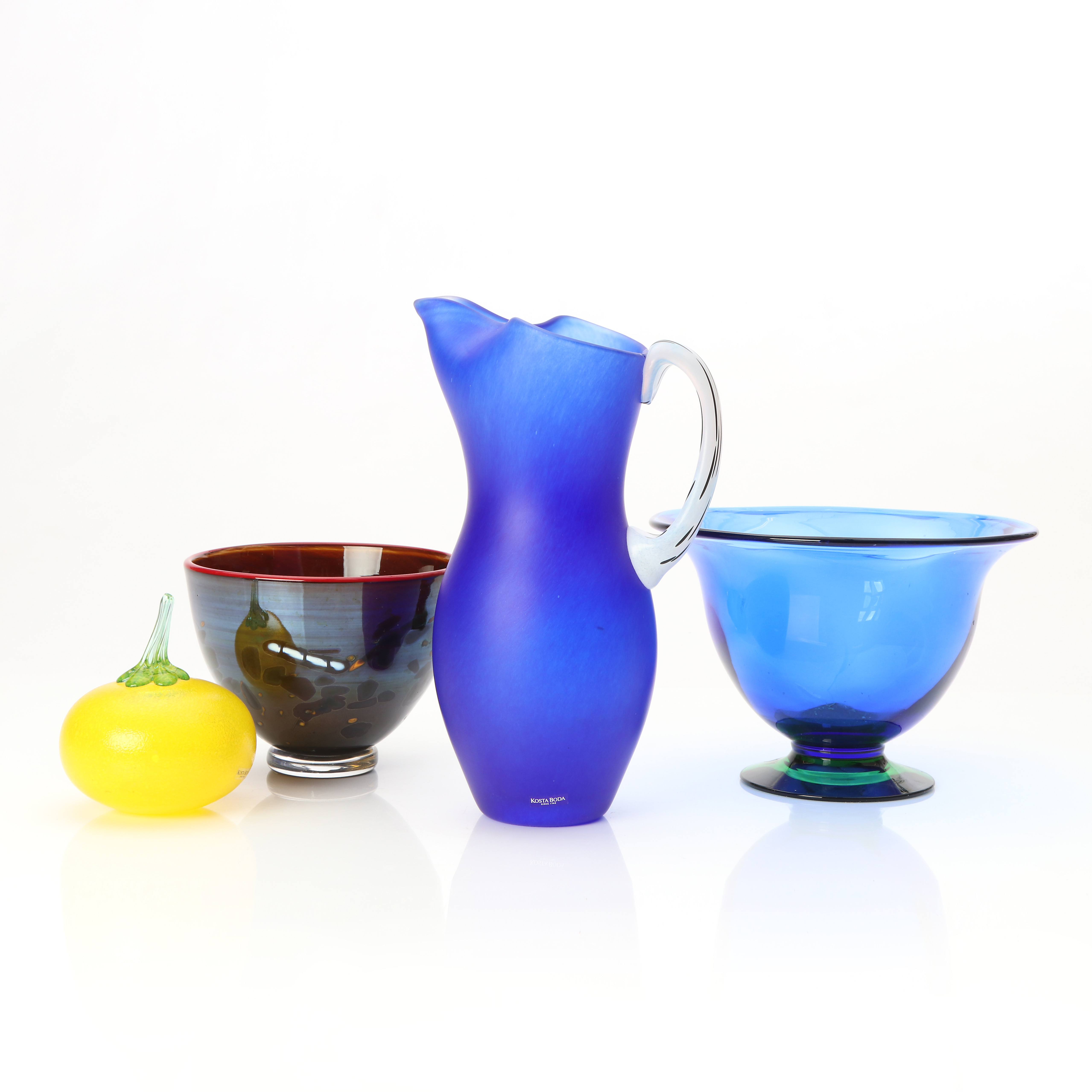 KONSTGLAS, FYRA DELAR. Bl.a. Kosta Boda och Orrefors.