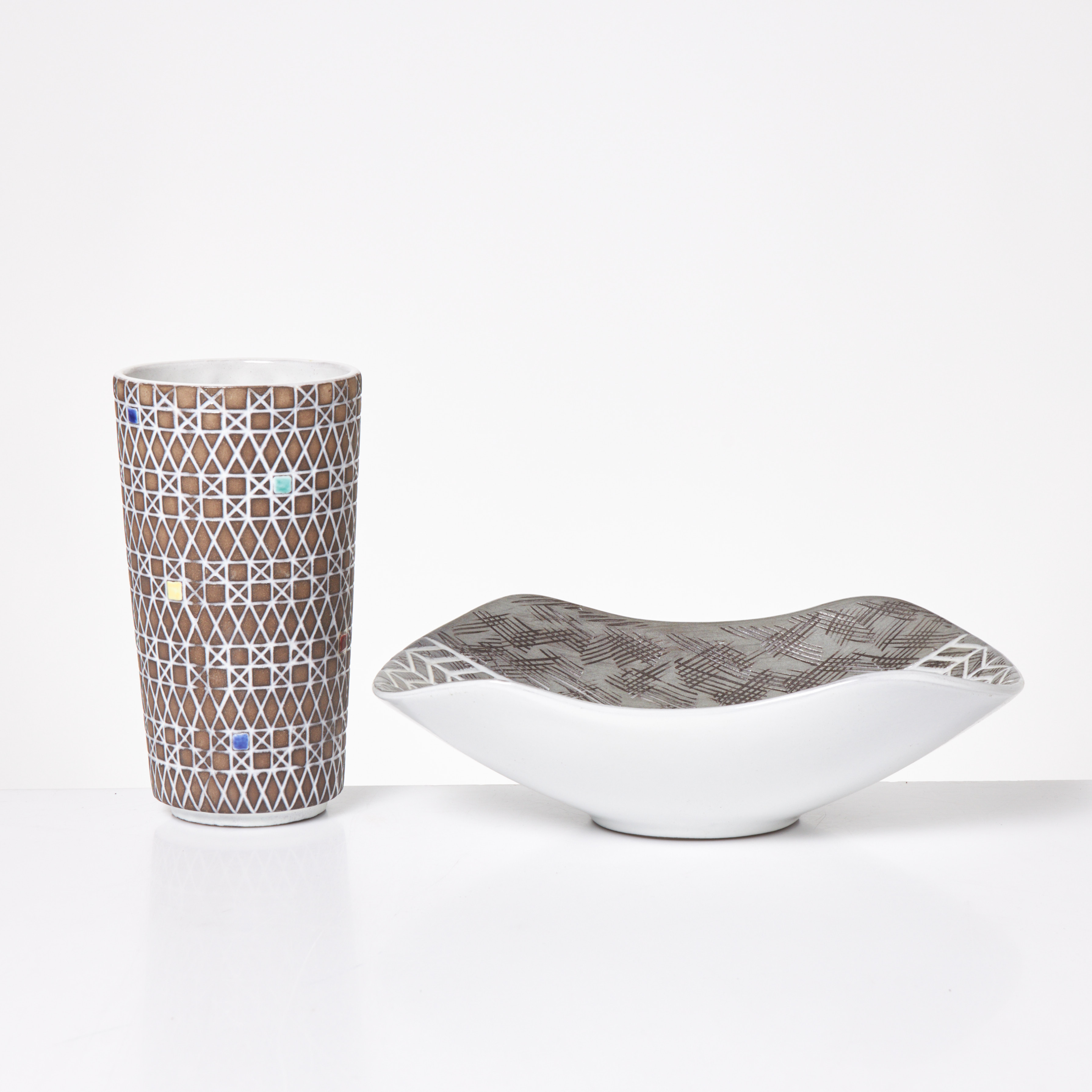 UPSALA EKEBY, 2 dlr., Skål, Mari Simmulson. modell "Ax" 4328, vas Ingrid Atterberg, "Corso".