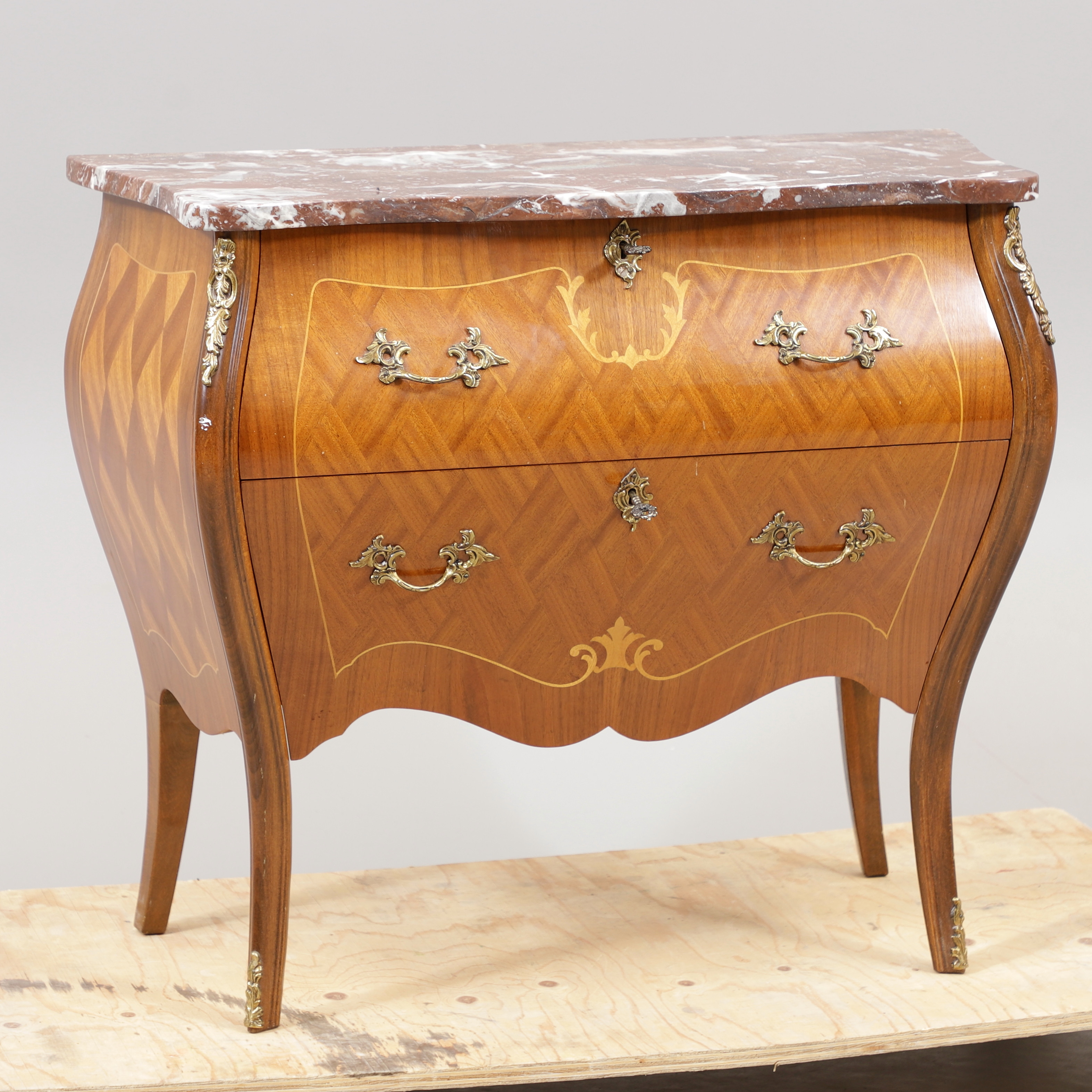 BYRÅ med stenskiva, rokokostil, 1900-talets andra hälft.