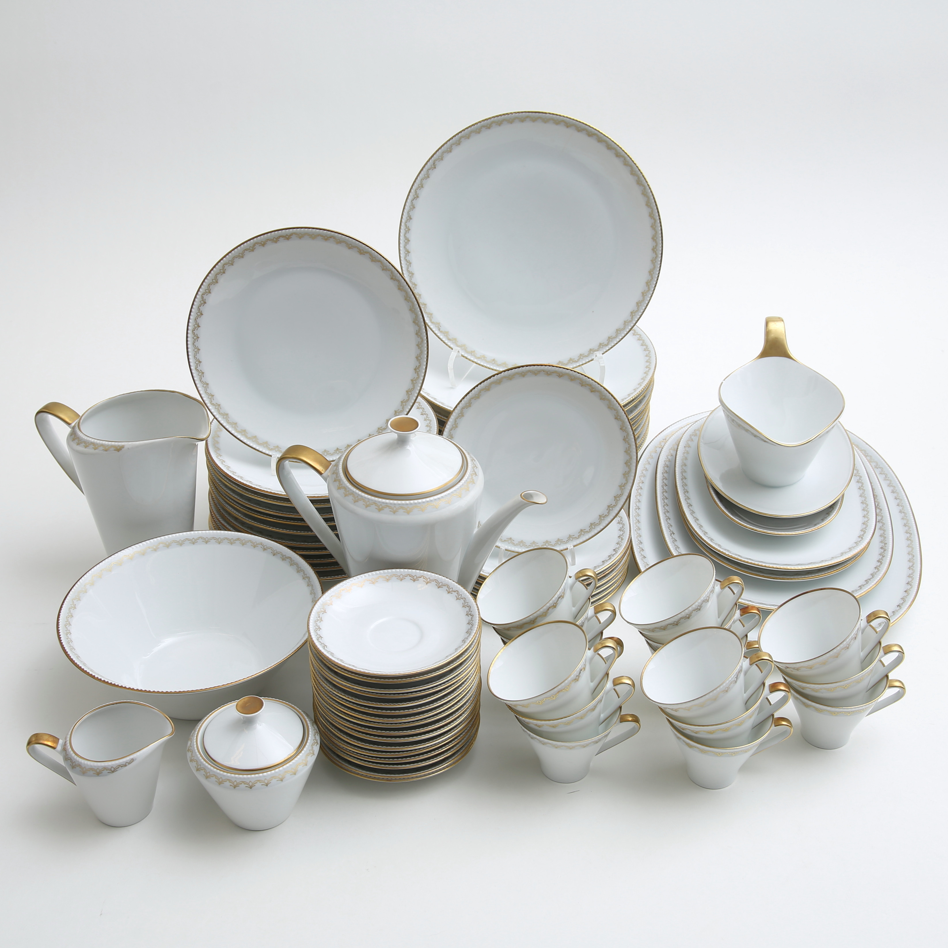 MAT/KAFFESERVIS, 69 delar, vit med gulddekor, Hackefors, 1900-talets mitt.