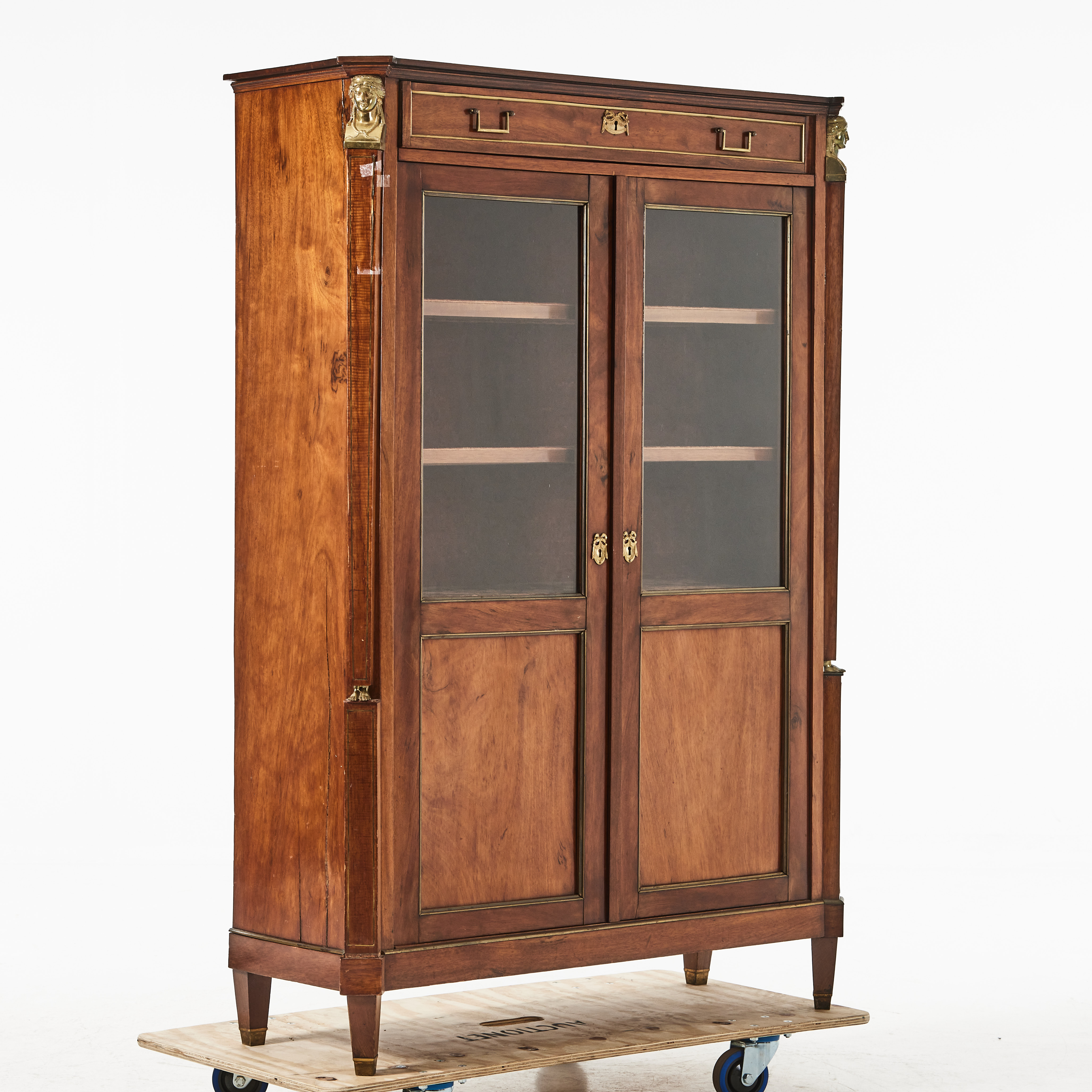 SKÅP, fanérat i mahogny, beslag, listverk och dekorelement i mässing, 1800-talets andra hälft.