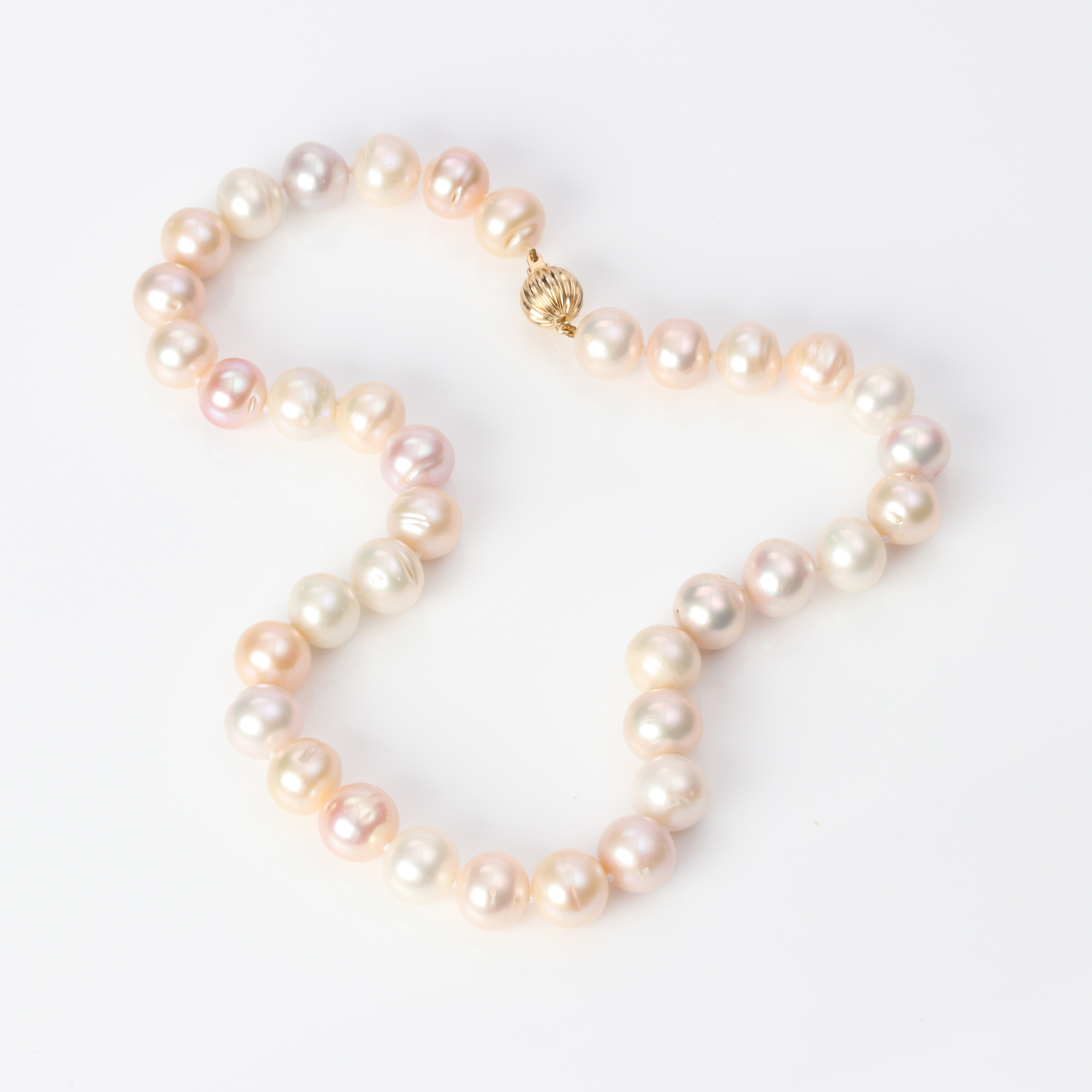 PÄRLCOLLIER. Stora odlade sötvattenpärlor, lås i 14k guld.