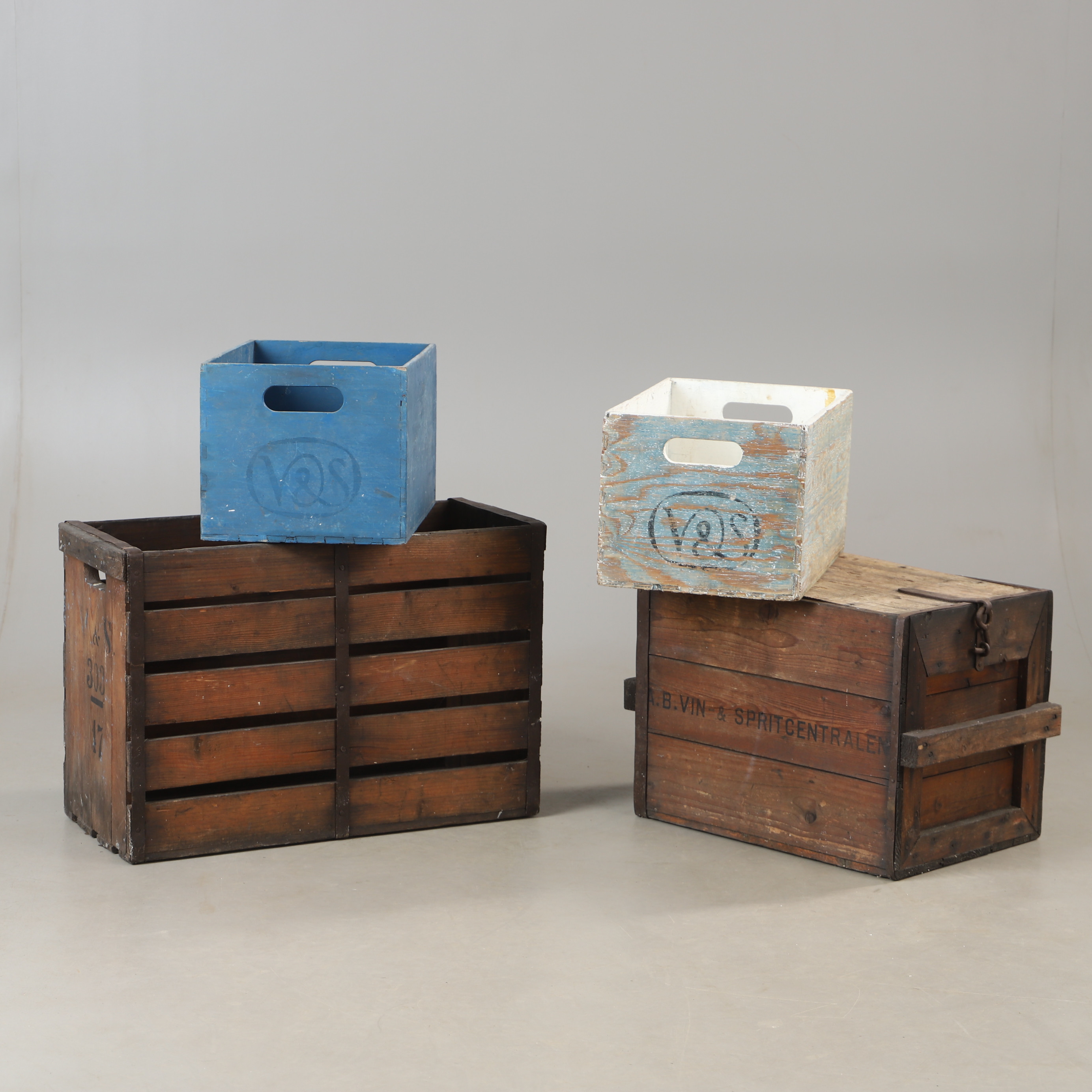 FÖRVARINGSLÅDOR, 4 delar, trä, Vin och spritcentralen, Ödåkra, 1900-talets första hälft.