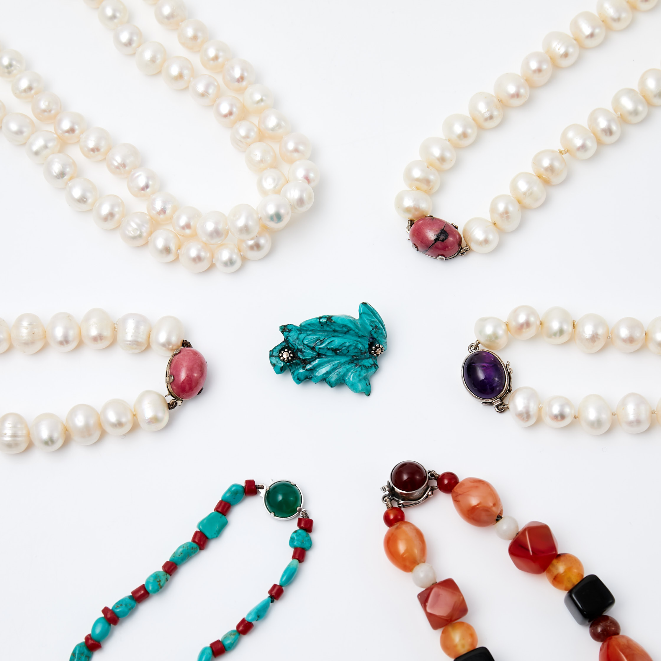 HALSBAND, 6 st, HÄNGE, odlade vita sötvattenspärlor, turkos, korall, agat, lås i silver, dekor av rodonit, grön agat , ametist, hänge av turkos, utländska stämplar, bl.a. J. Köhle Pforzheim, Tyskland.