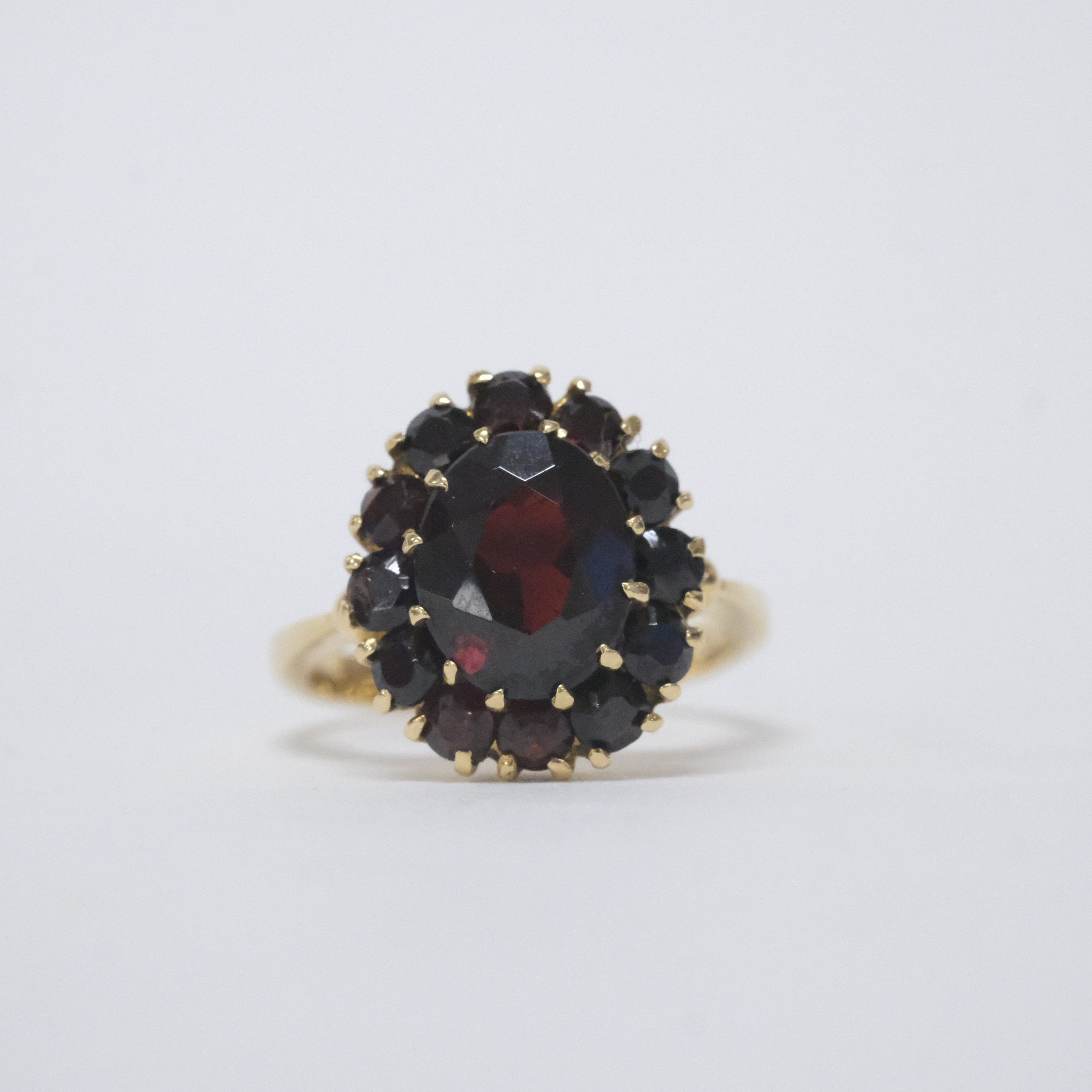 CARMOSÉRING, 18 K GULD MED GRANATER.