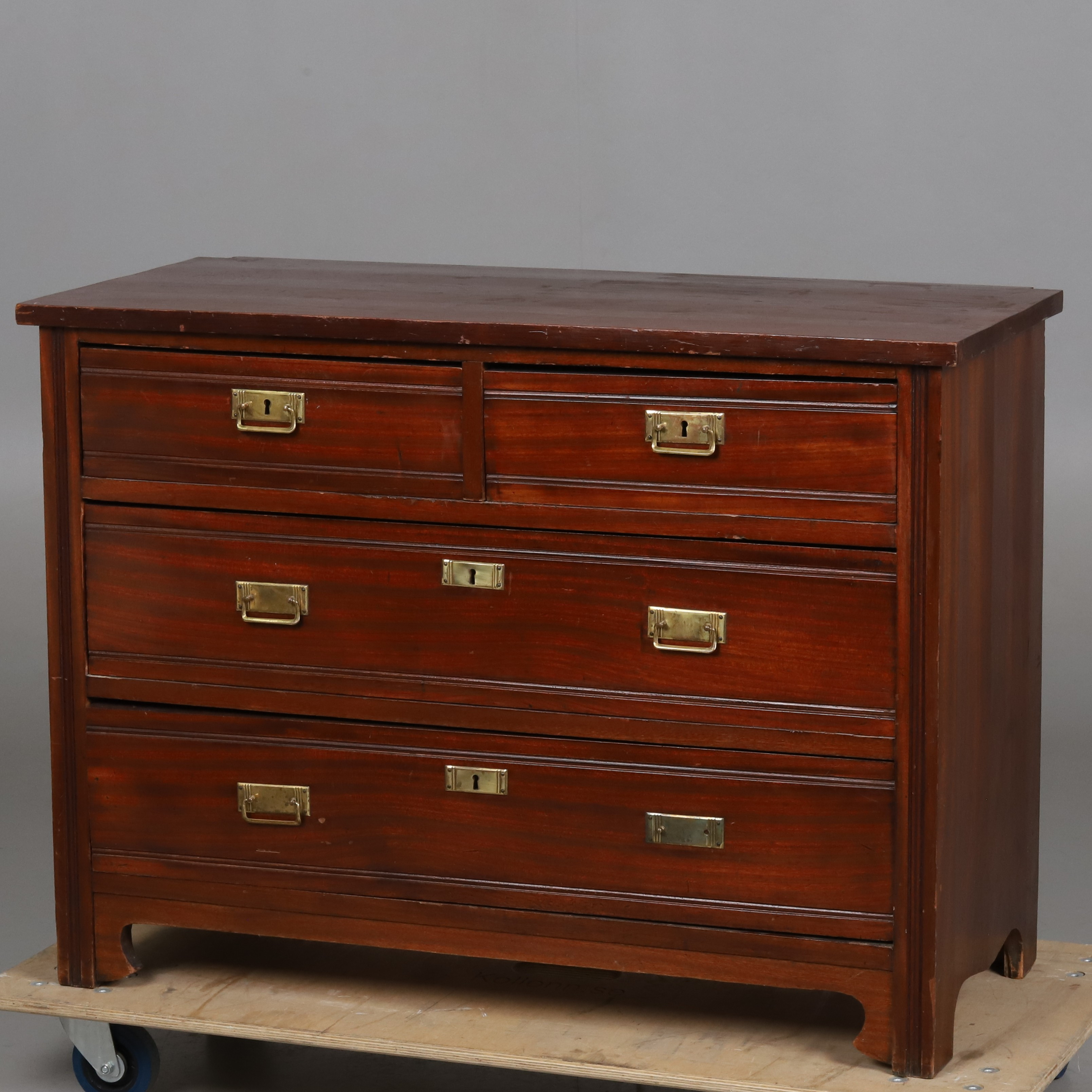 BYRÅ. Fanerat trä, Engelsk stil, 18/1900-tal.