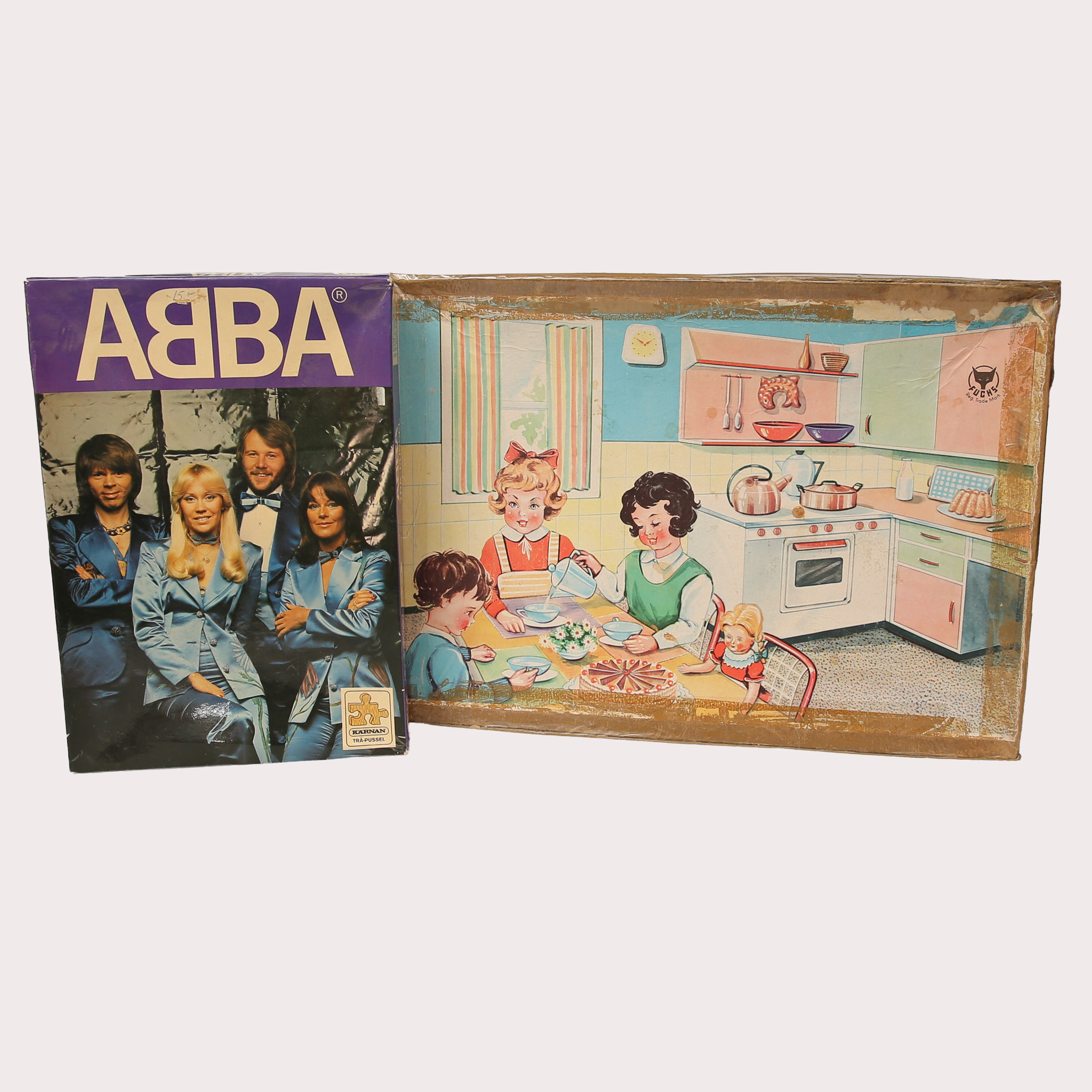 ABBA, pussel, trä, Kärnan. KÖK, metall och plast, DOCKHUVUD, porslin, DOCKA MED SILVERSTICKADE DETALJER. Ca. Totalt 2 "lådor" 1950-1980-tal.