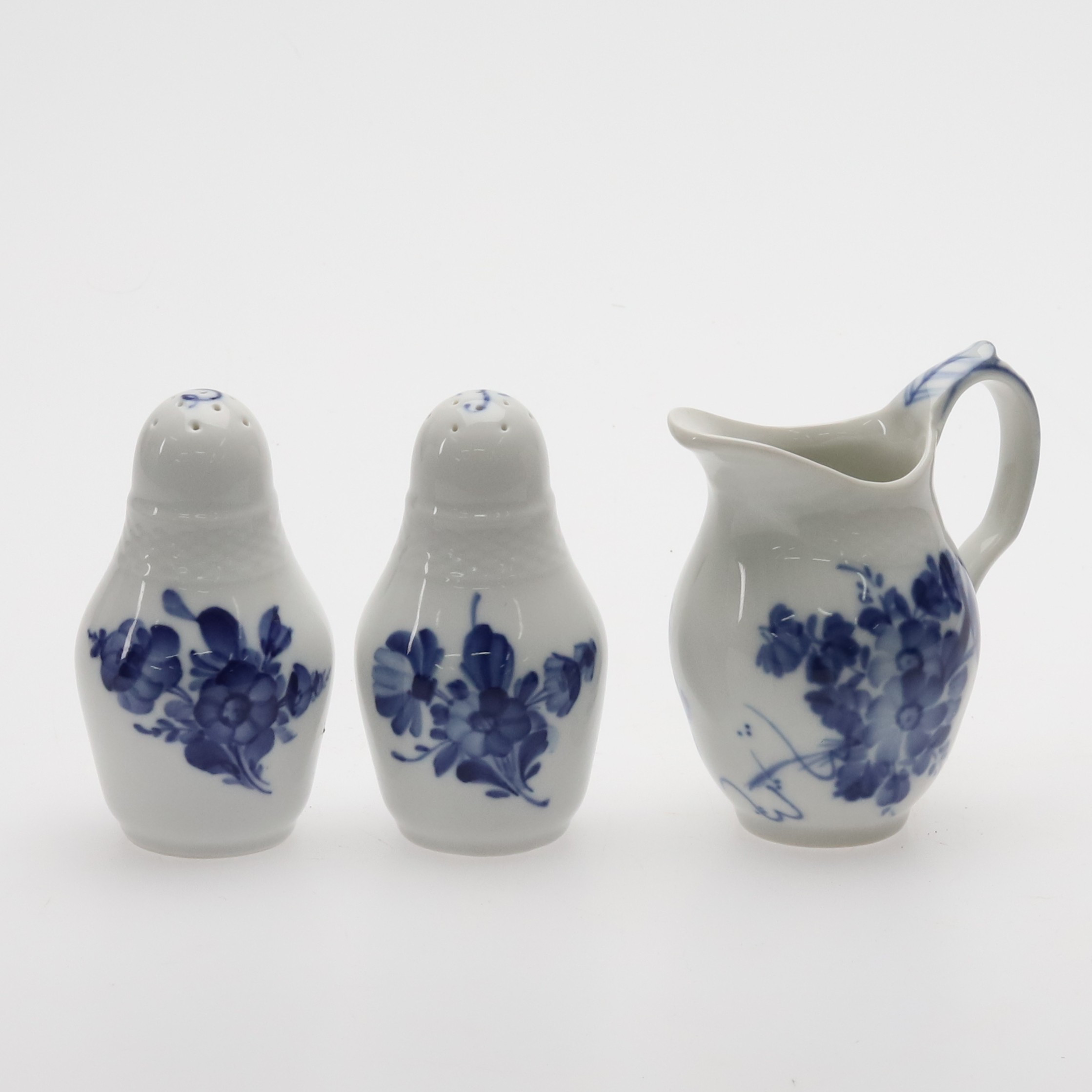 SALT- OCH PEPPARSTRÖARE, MJÖLKANNA, ROYAL COPENHAGEN, "Blå Blomst", 3 delar.