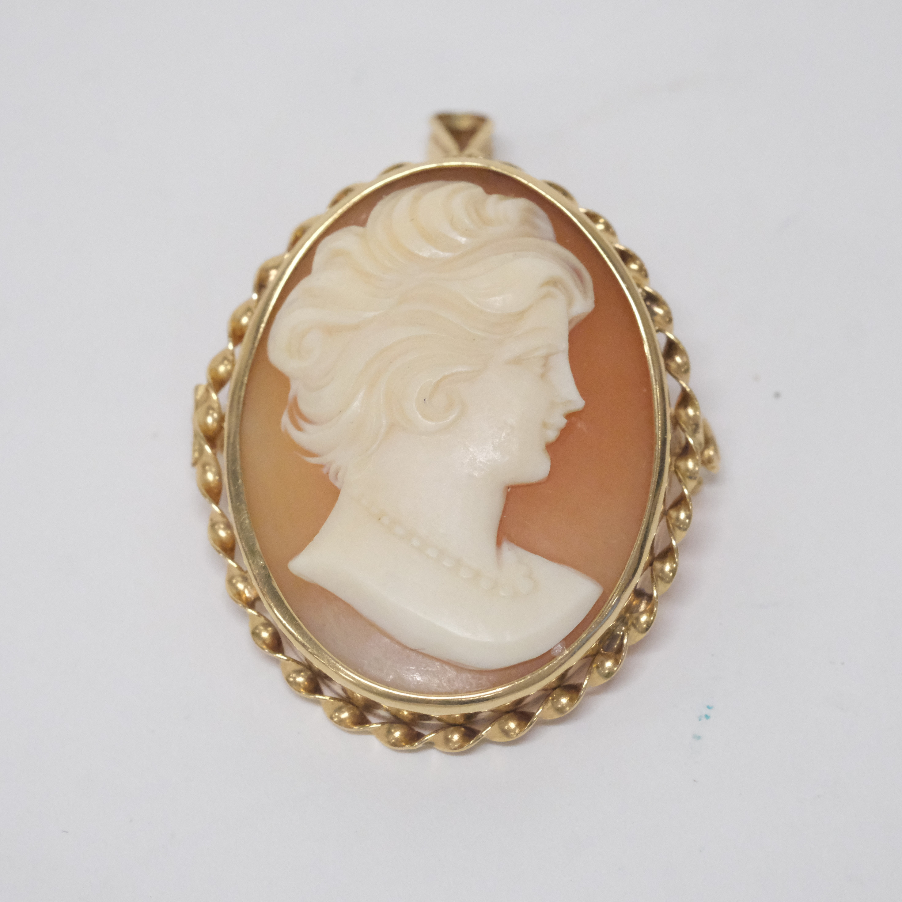 HÄNGE / BROSCH, 18K GULD MED CAMÉ.