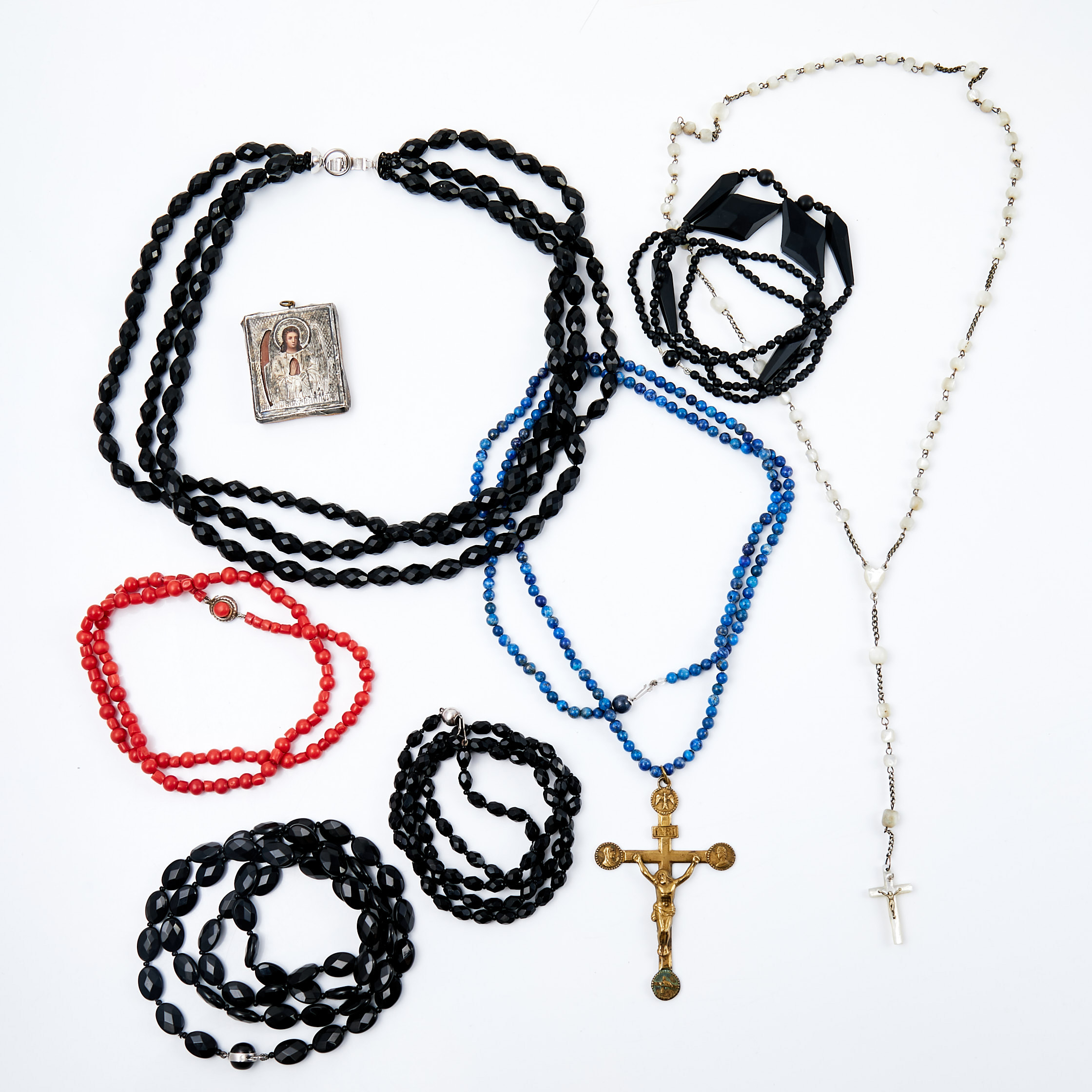 HALSBAND, 7 st, IKON, kulslipad sodalit, korall, svart glas, stenkol, svart agat, pärlemor, lås av silver, krucifix av mässing, ikon samt radband av vitmetall.