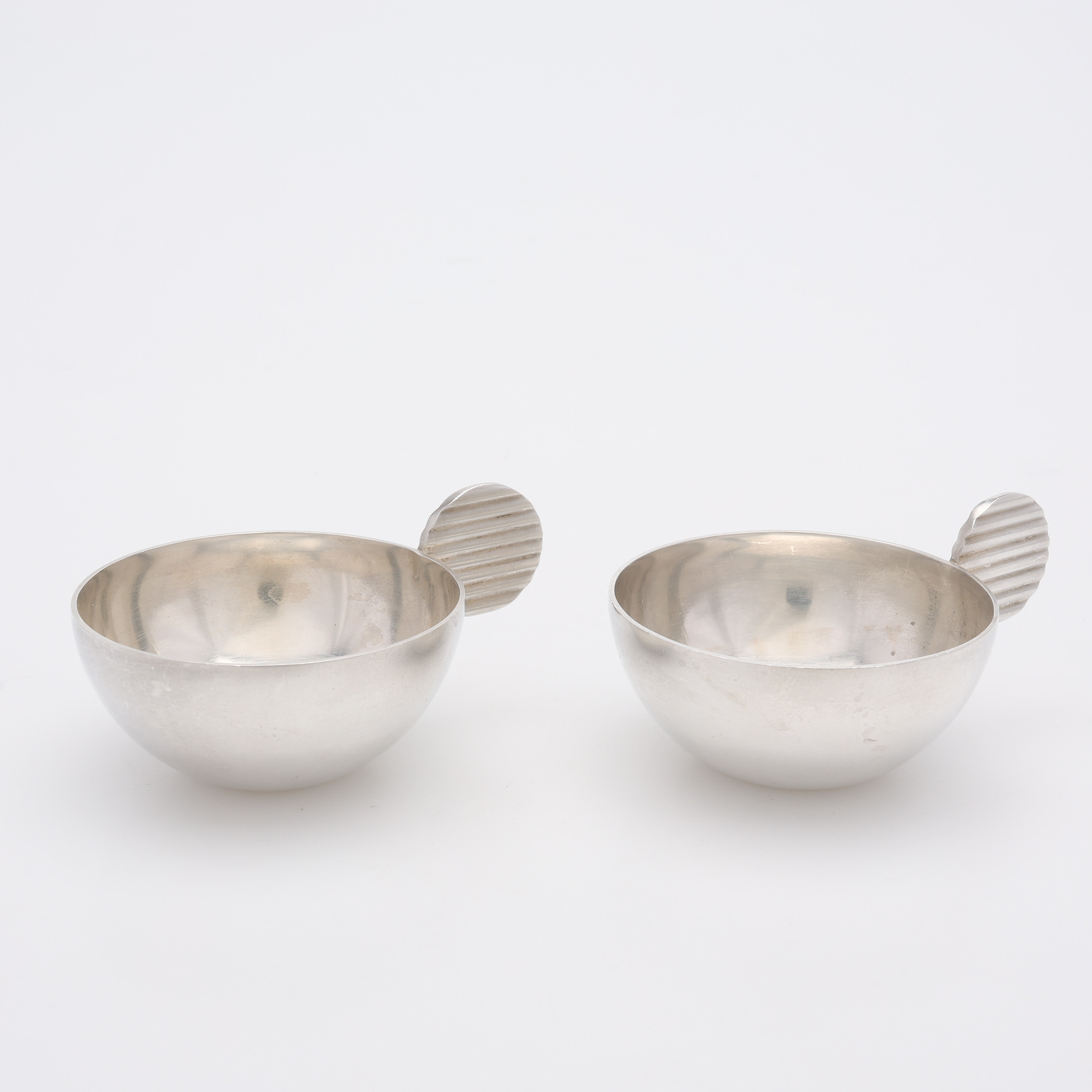 WIWEN NILSSON. PUNSCHMUGGAR, TVÅ STYCKEN, STERLINGSILVER.