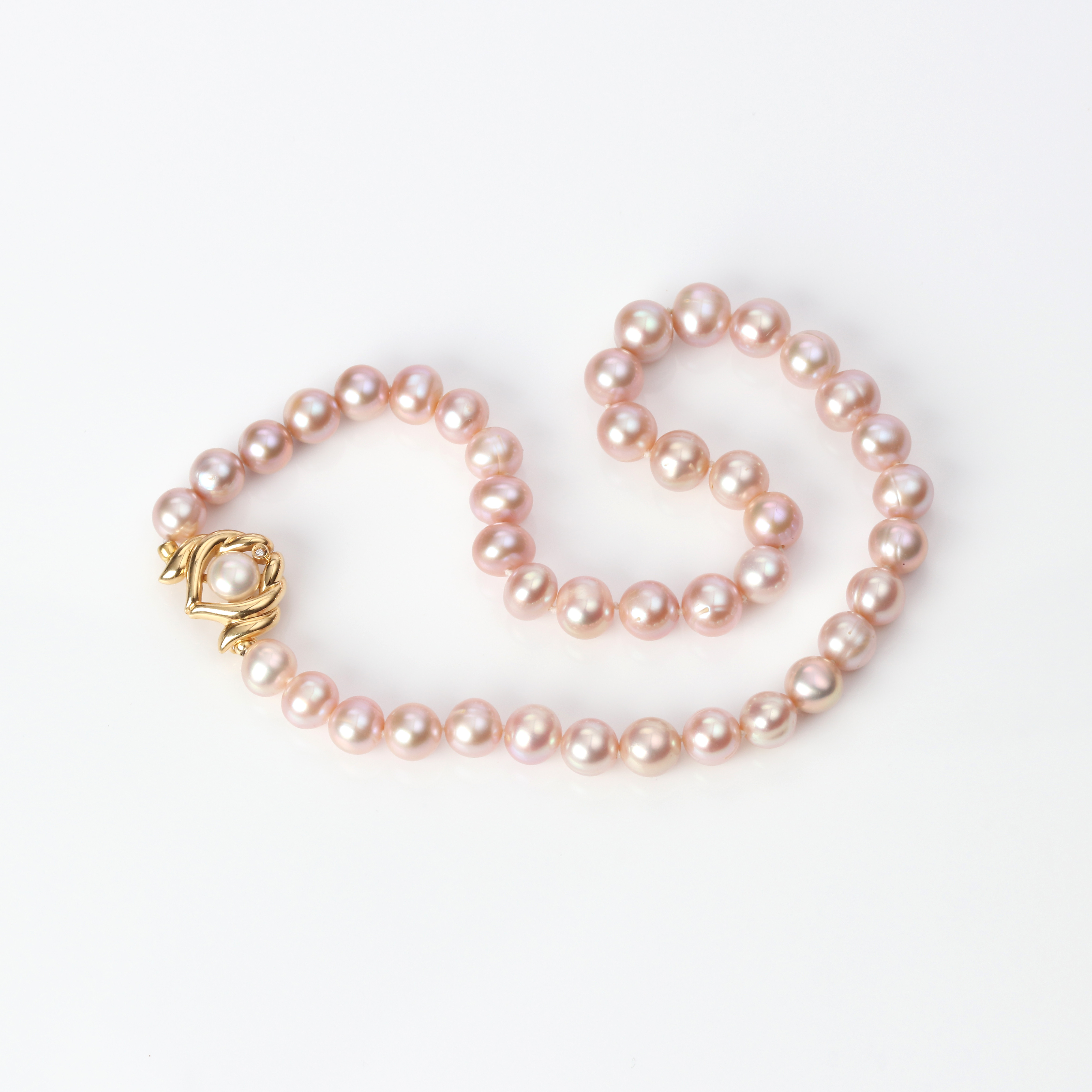 PÄRLCOLLIER. Odlade rosa sötvattenpärlor, lås i 18k guld.
