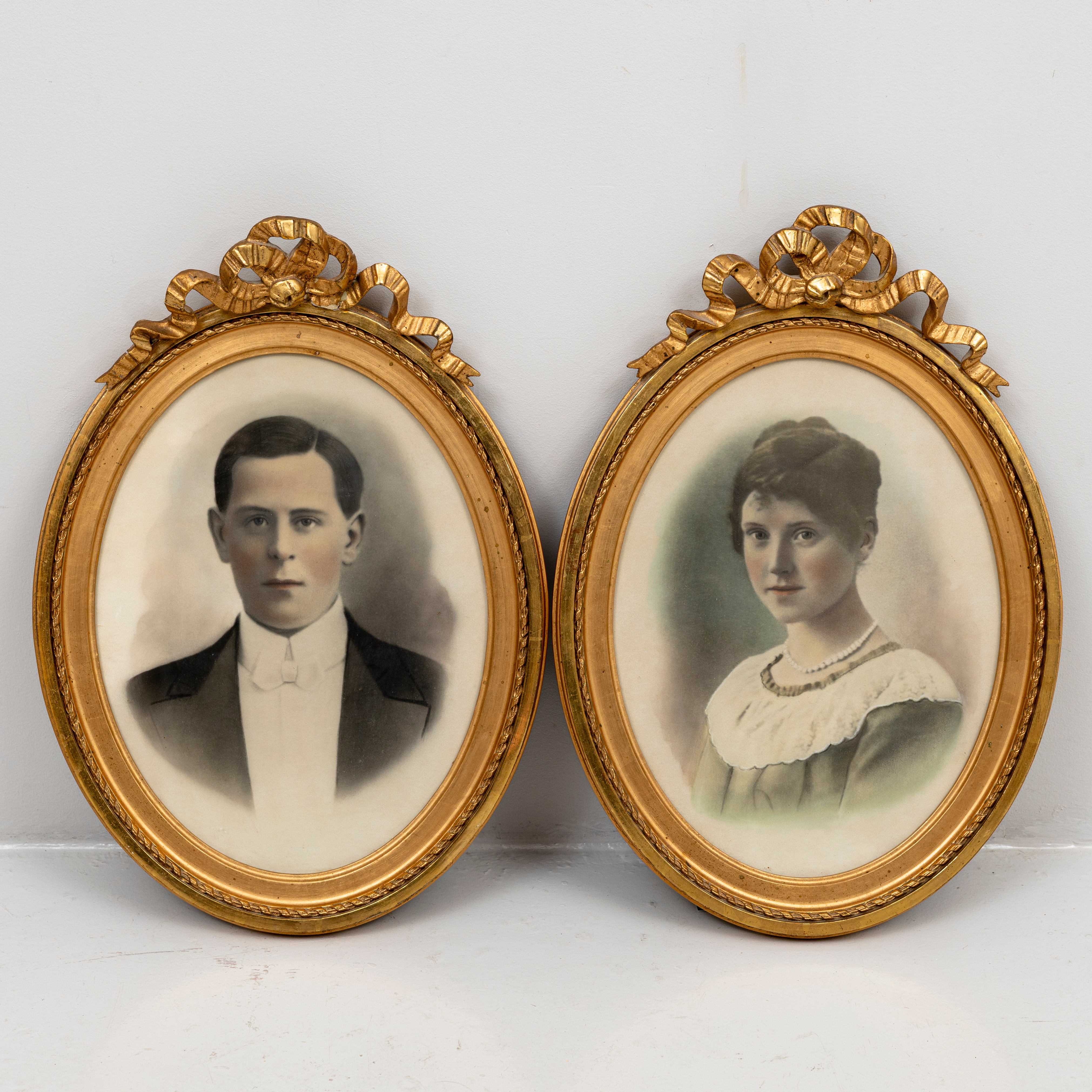 RAMAR, ett par, förgyllda, Gustaviansk-stil, 1900-tal.