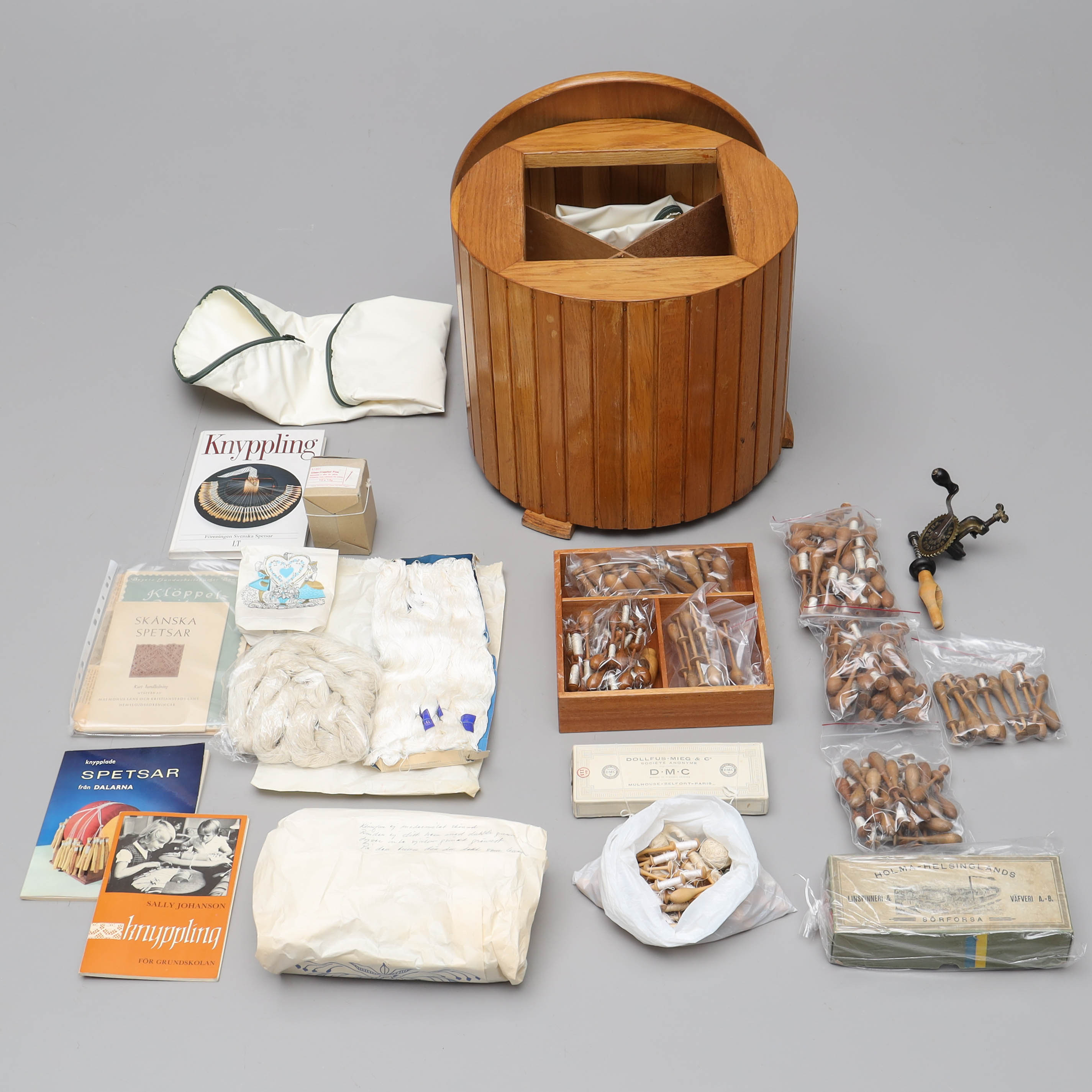 PALL, med tillbehör för knyppling, fanérad i alm.