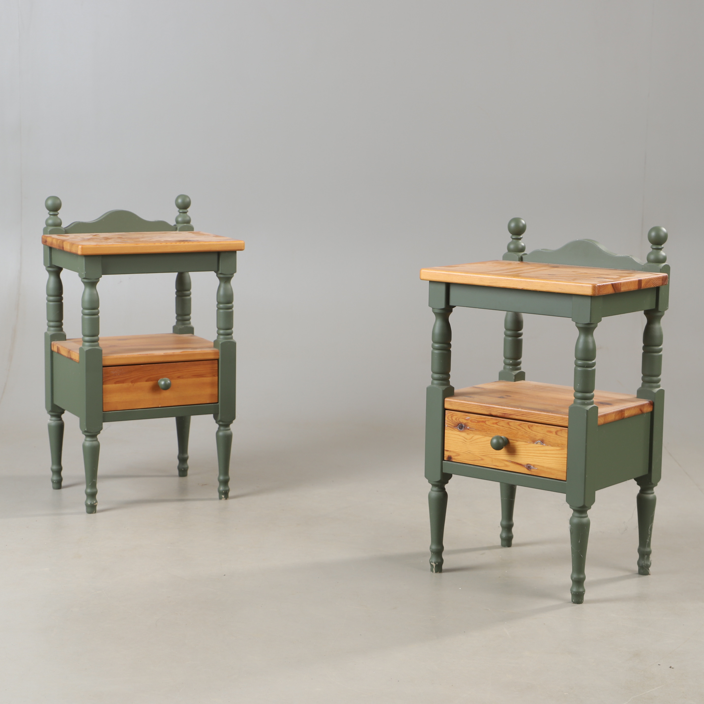 SÄNGBORD, 1 par, furu, 1900-talets slut.