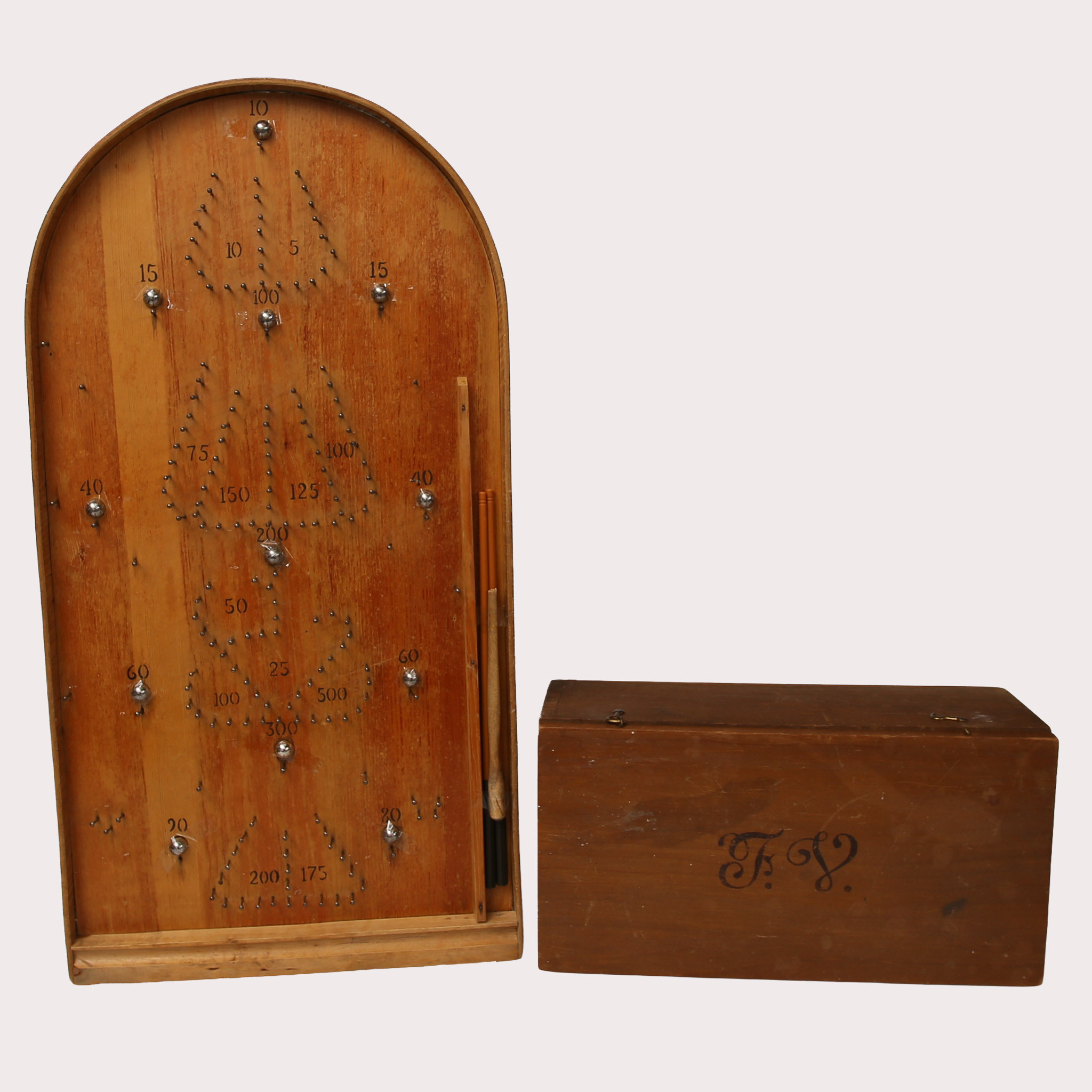 KULSPEL, trä, samt BORDSKROCKET. Totalt 2 delar. 1900-talets tredje fjärdedel.