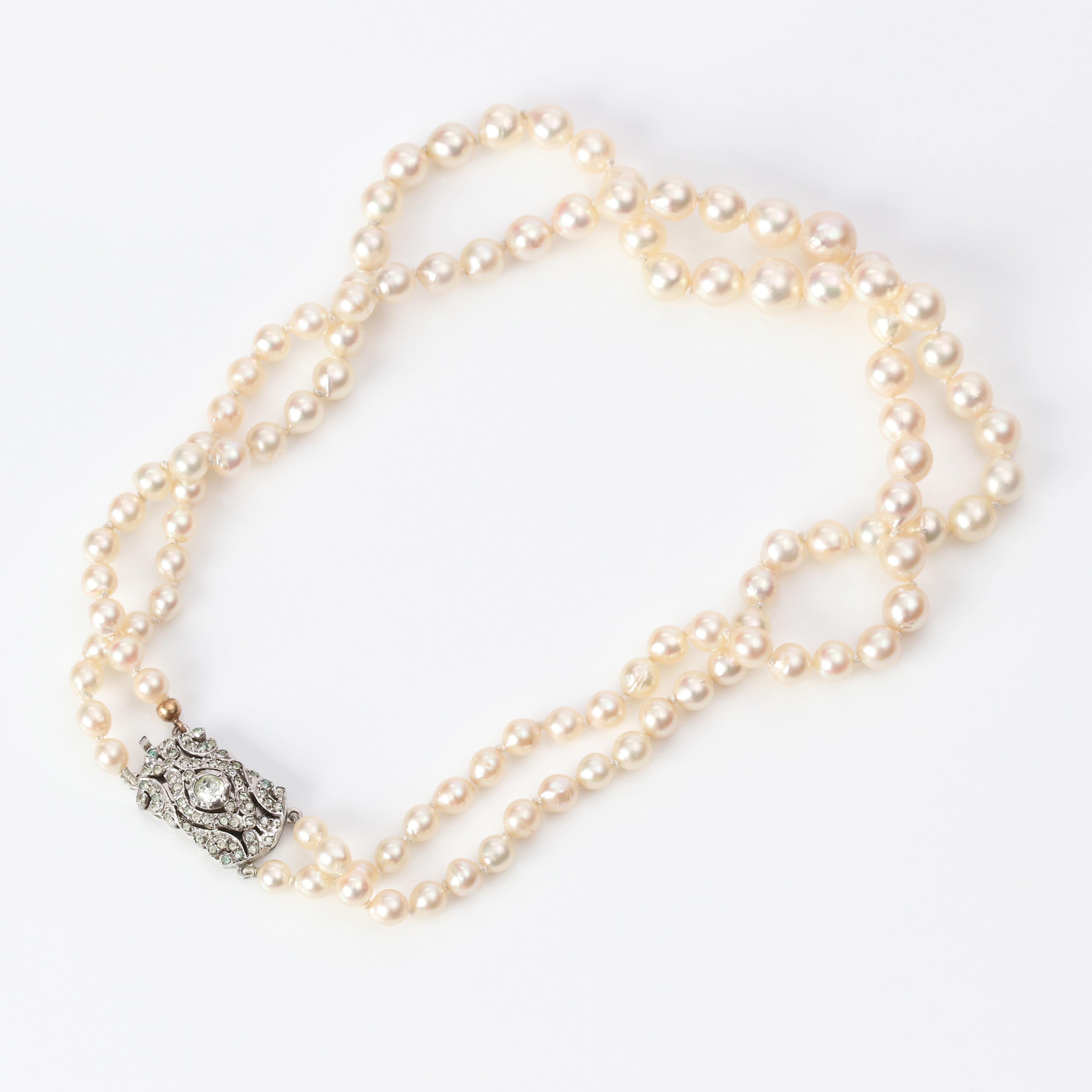 PÄRLCOLLIER. Dubbelradig collier med odlade pärlor, lås i silver med paste (glas).