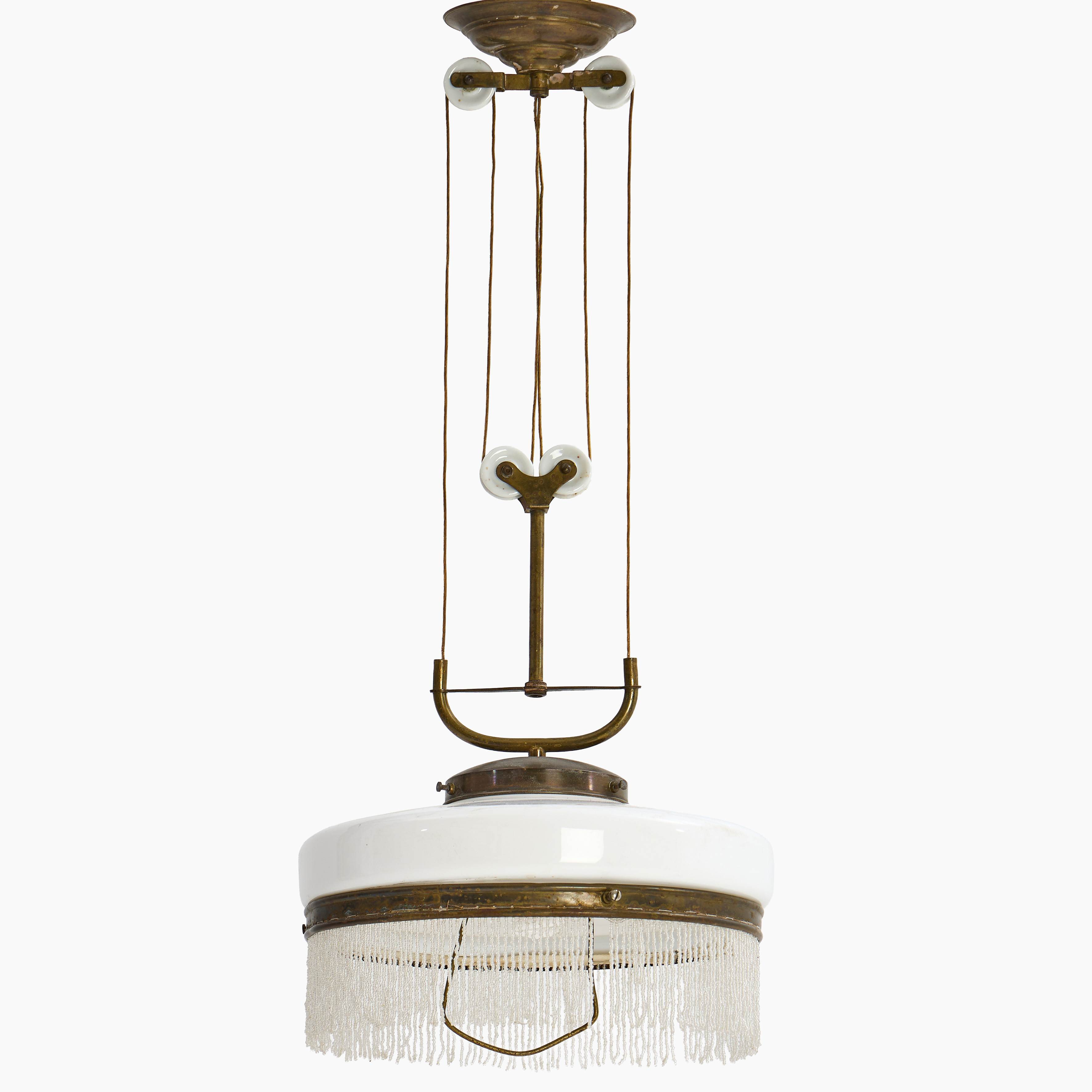 TAKLAMPA, ställbar höjd med hissanordning, tidigt 1900-tal. Jugend. mässing, kupa i vitt opalglas med pärlfrans.