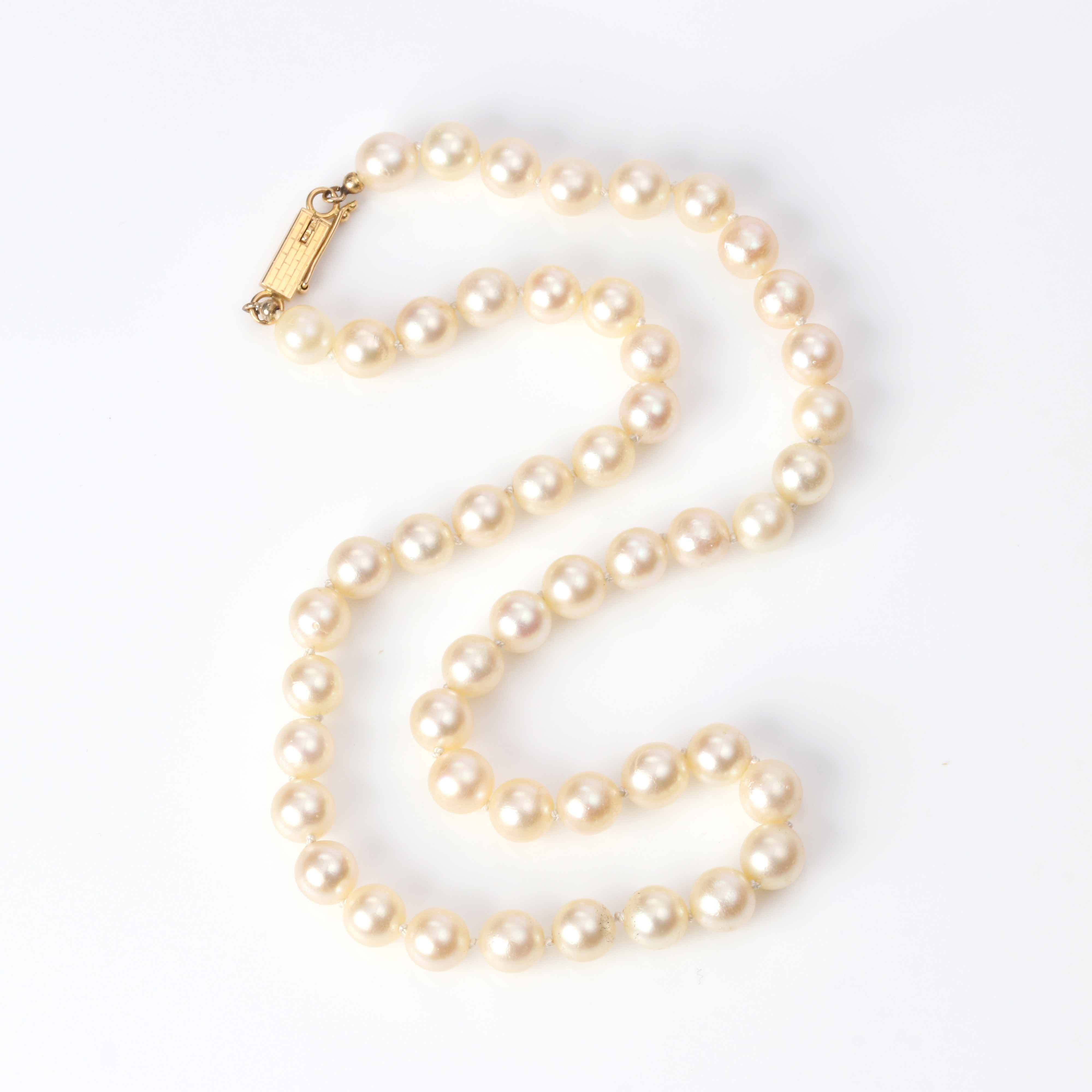 PÄRLCOLLIER. Odlade saltvattenpärlor, lås i 18k guld.