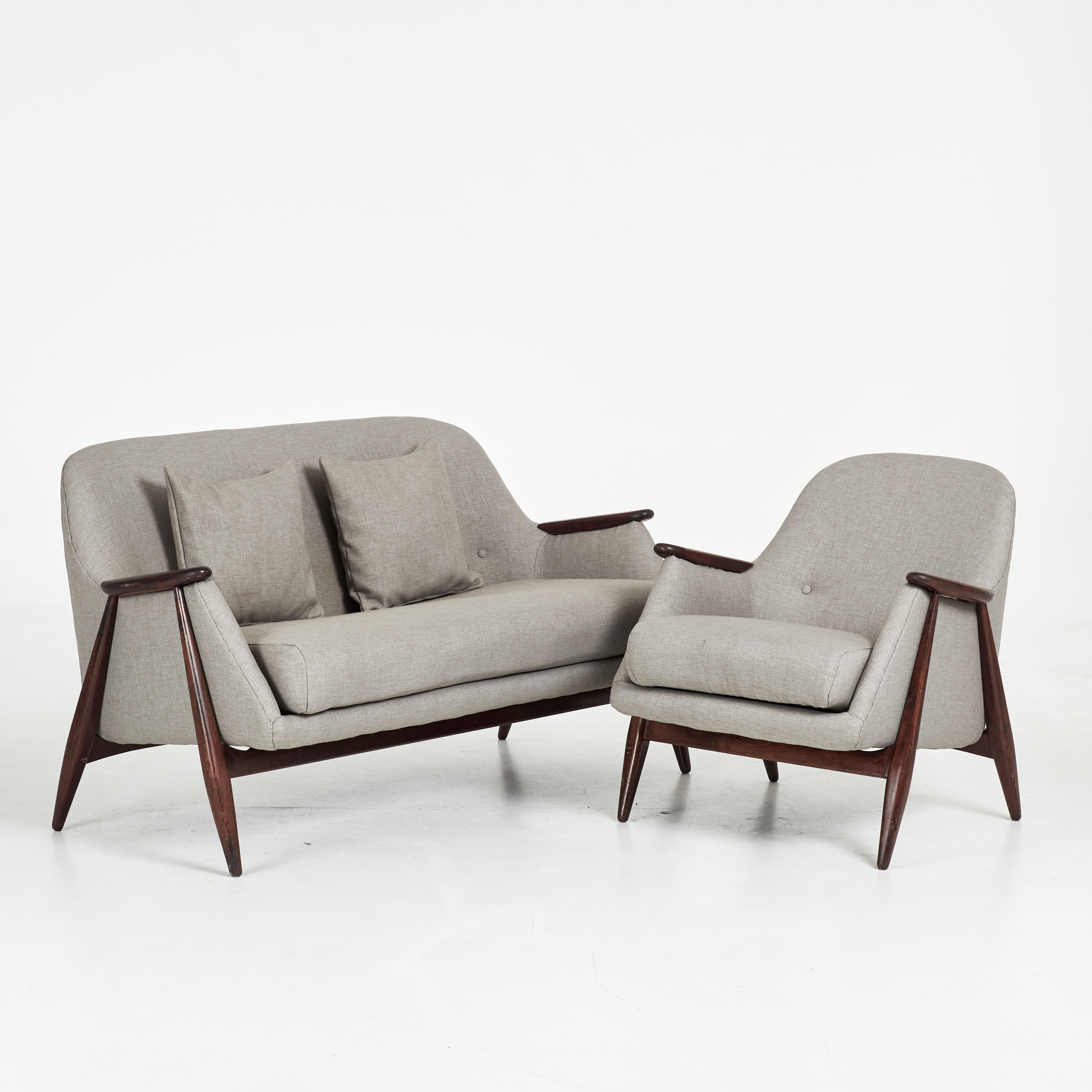 SVANTE SKOGH. "Pallas", soffa och fåtölj, 2 dlr, mörkbetsade ben och armlän, lösa plymåer med textilklädsel, Asko, 1900-talets mitt.