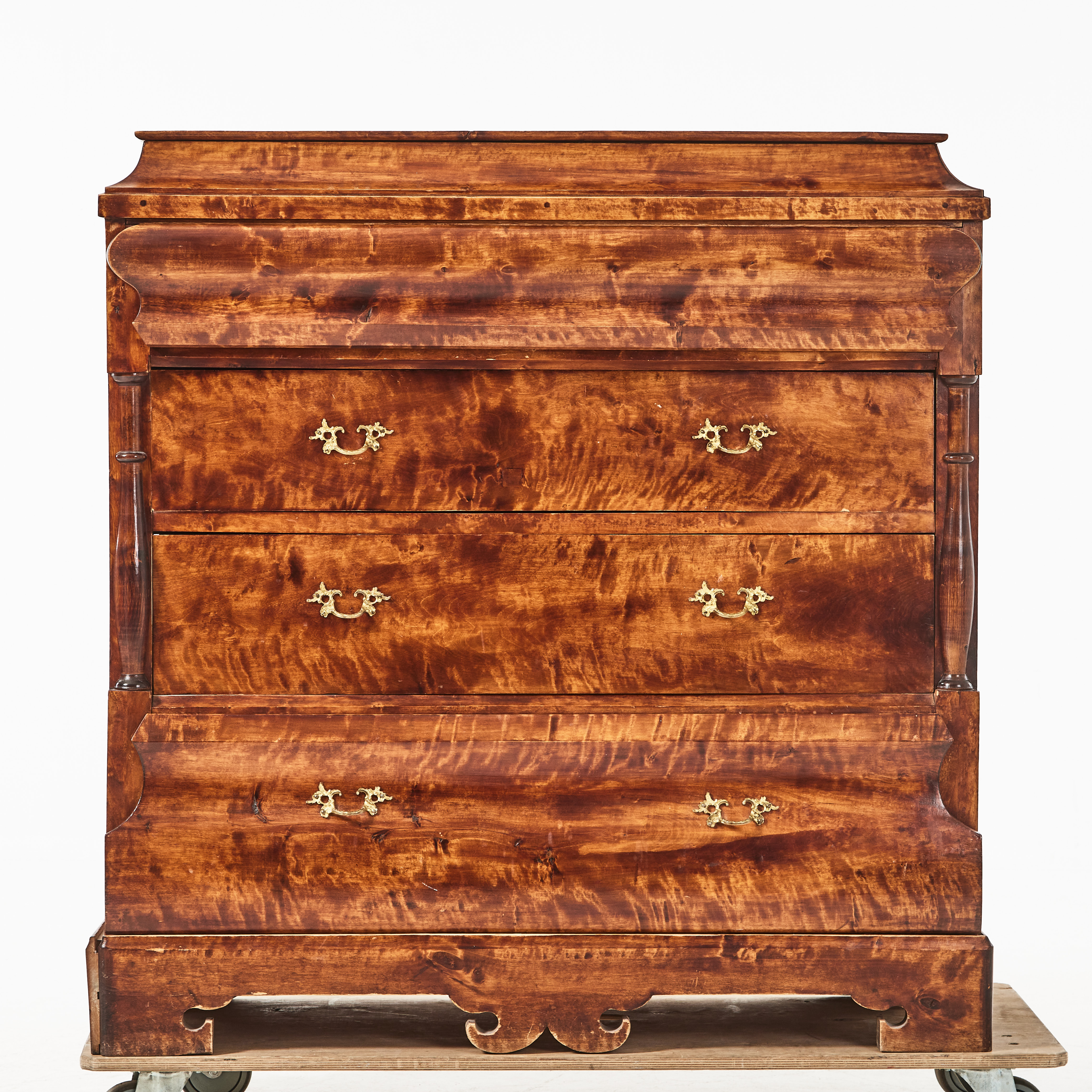 BYRÅ, fanérad i björk, 1800-tal.