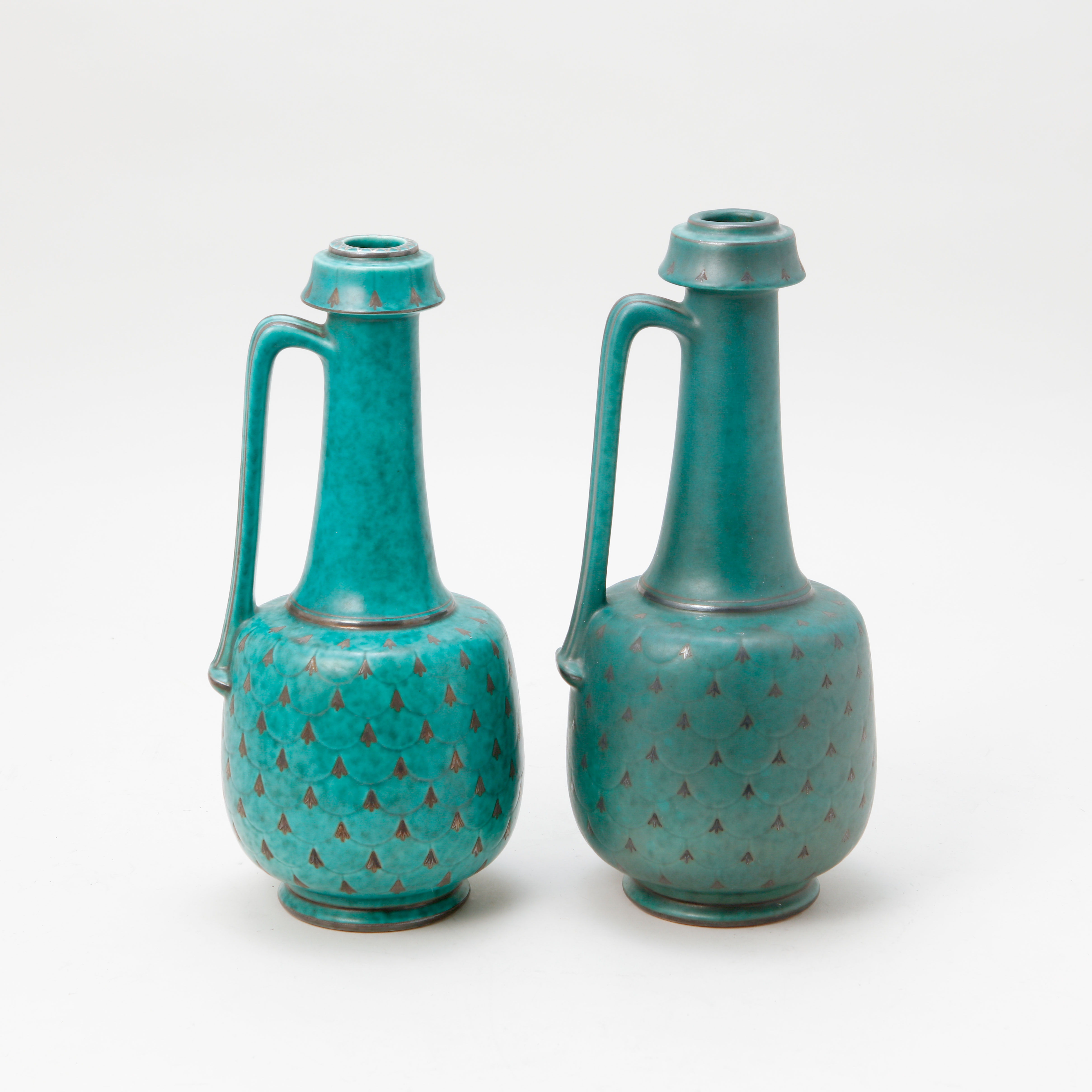 WILHELM KÅGE. Kannor, 2 stycken, stengods, "Argenta", modellnummer 1217.