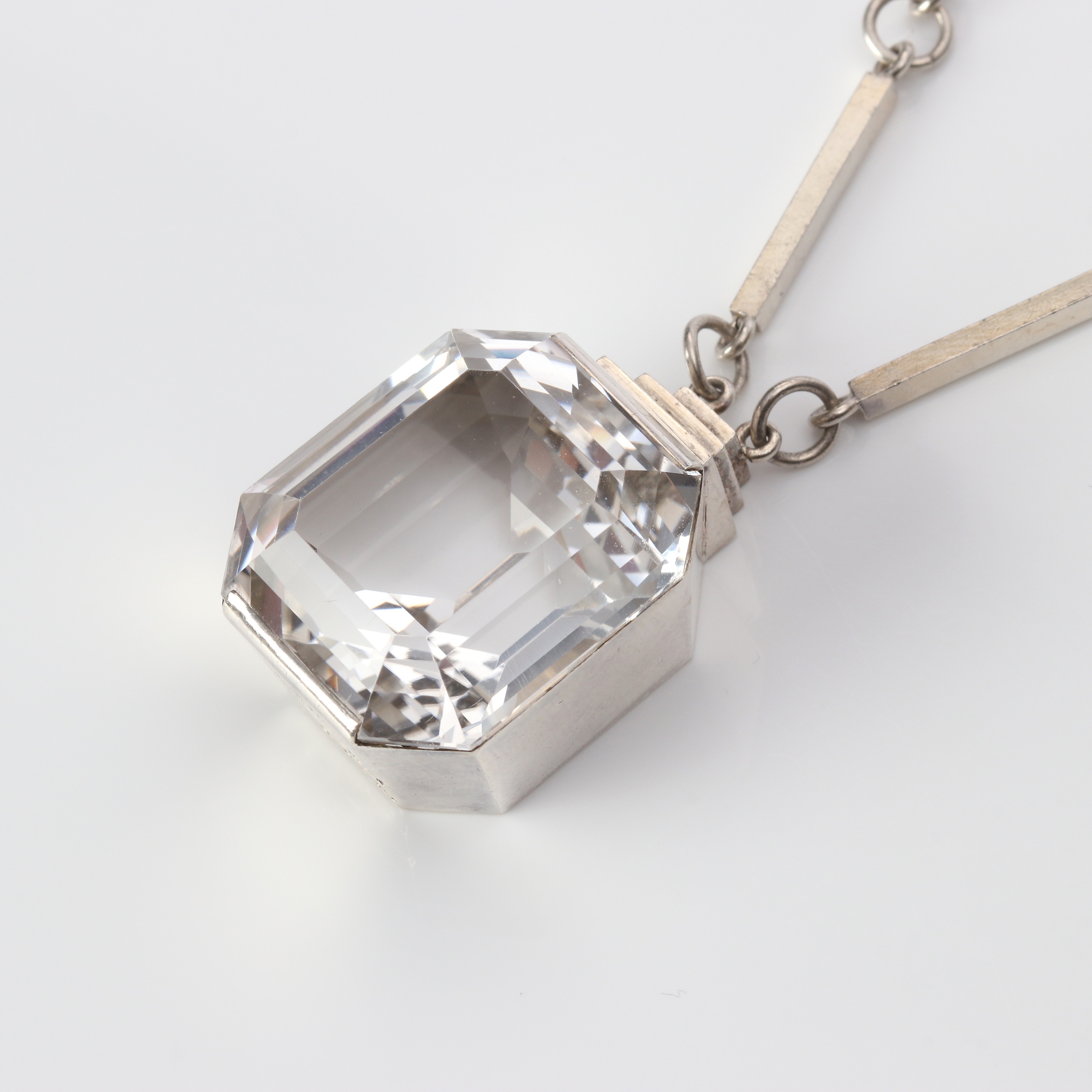 WIWEN NILSSON. HALSSMYCKE. Sterlingsilver med en smaragdslipad bergkristall, stämpelsignerad i Lund 1944.