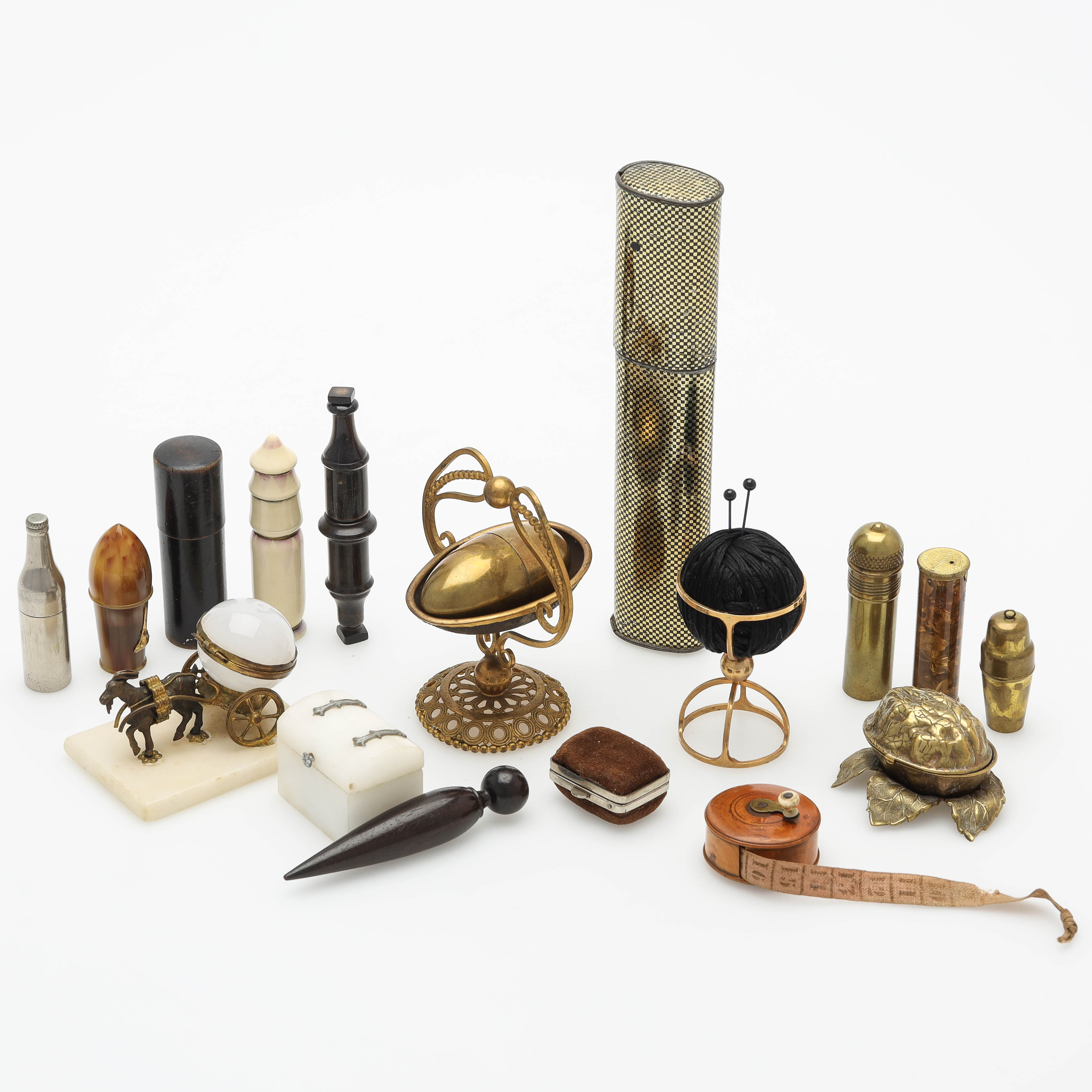 ETUIER och SÖMNADSTILLBEHÖR, 17 delar, trä, metall samt marmor.