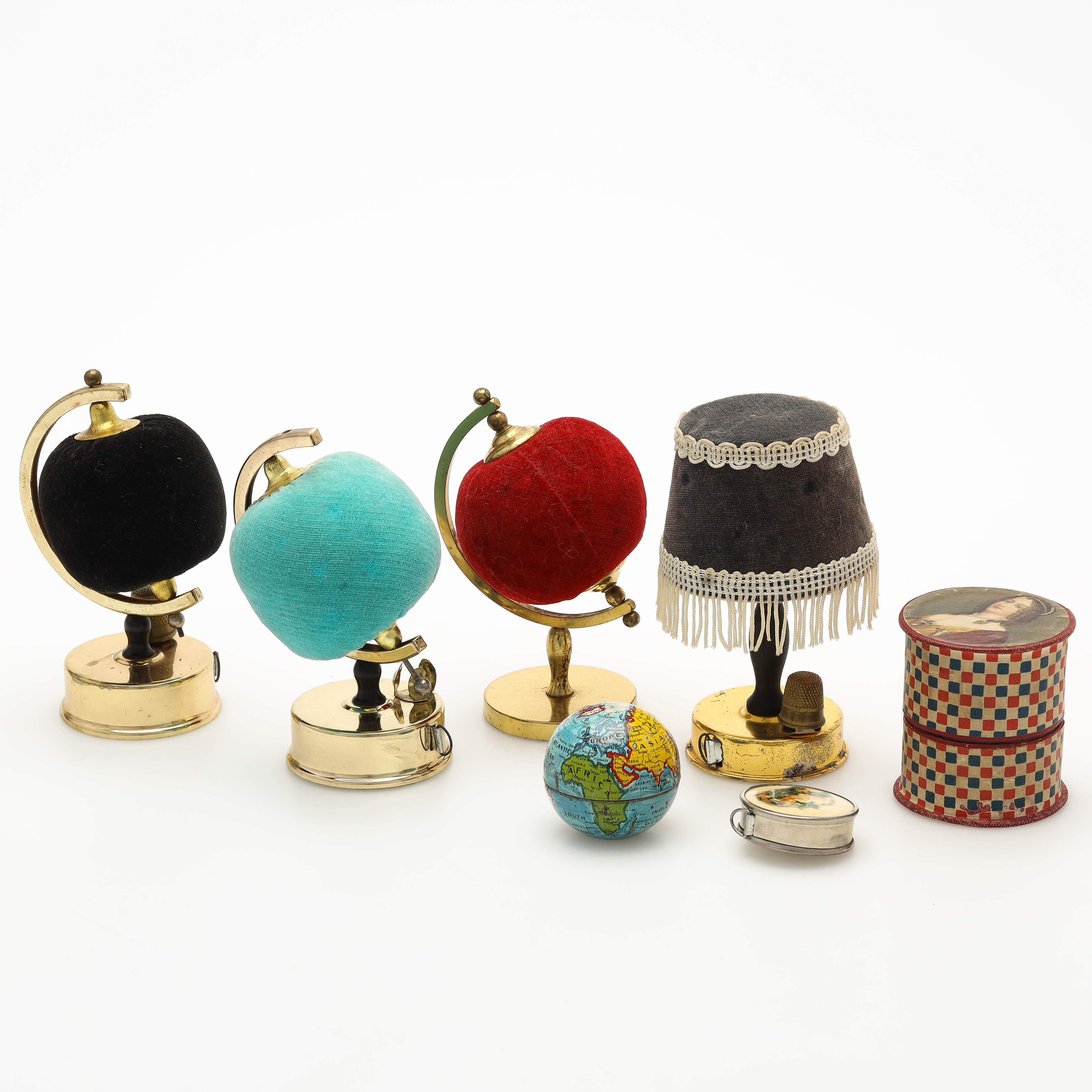 SÖMNADSTILLBEHÖR, 7 delar, nåldynor, måttband samt nål/trådgömmor.