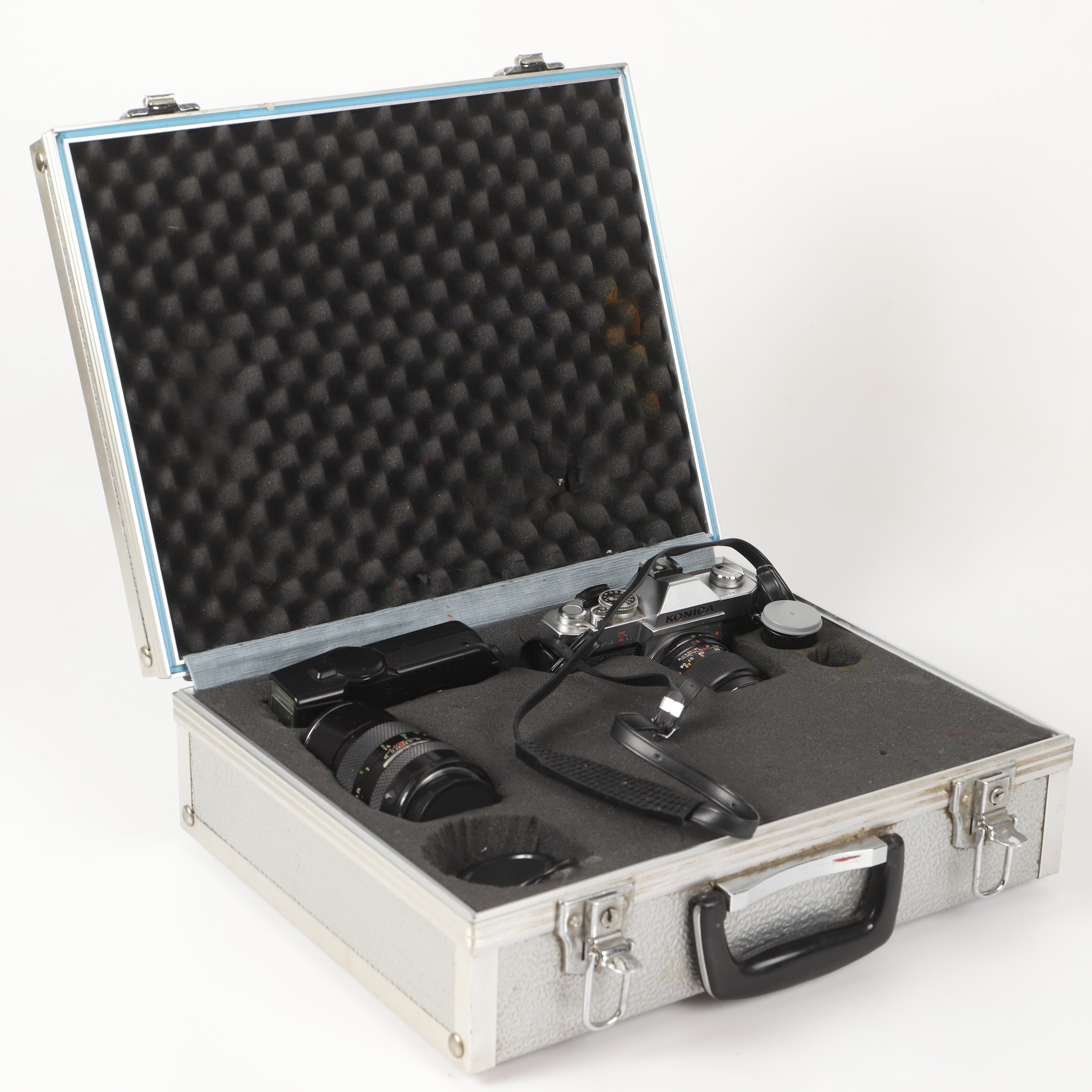 KAMERA I ALUMINIUMVÄSKA, Konica, 1900-tal.