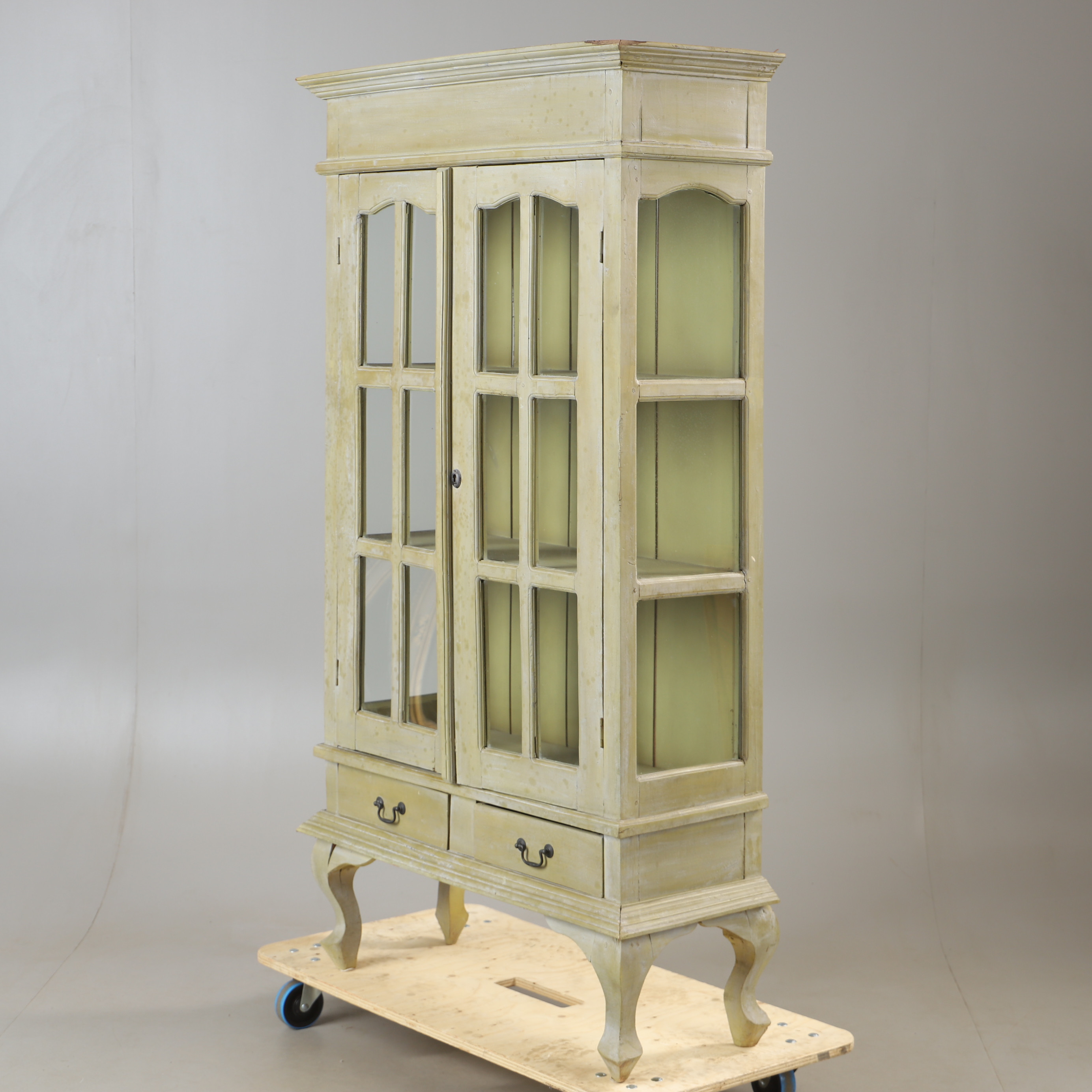 VITRINSKÅP, grönmålat, samtida.