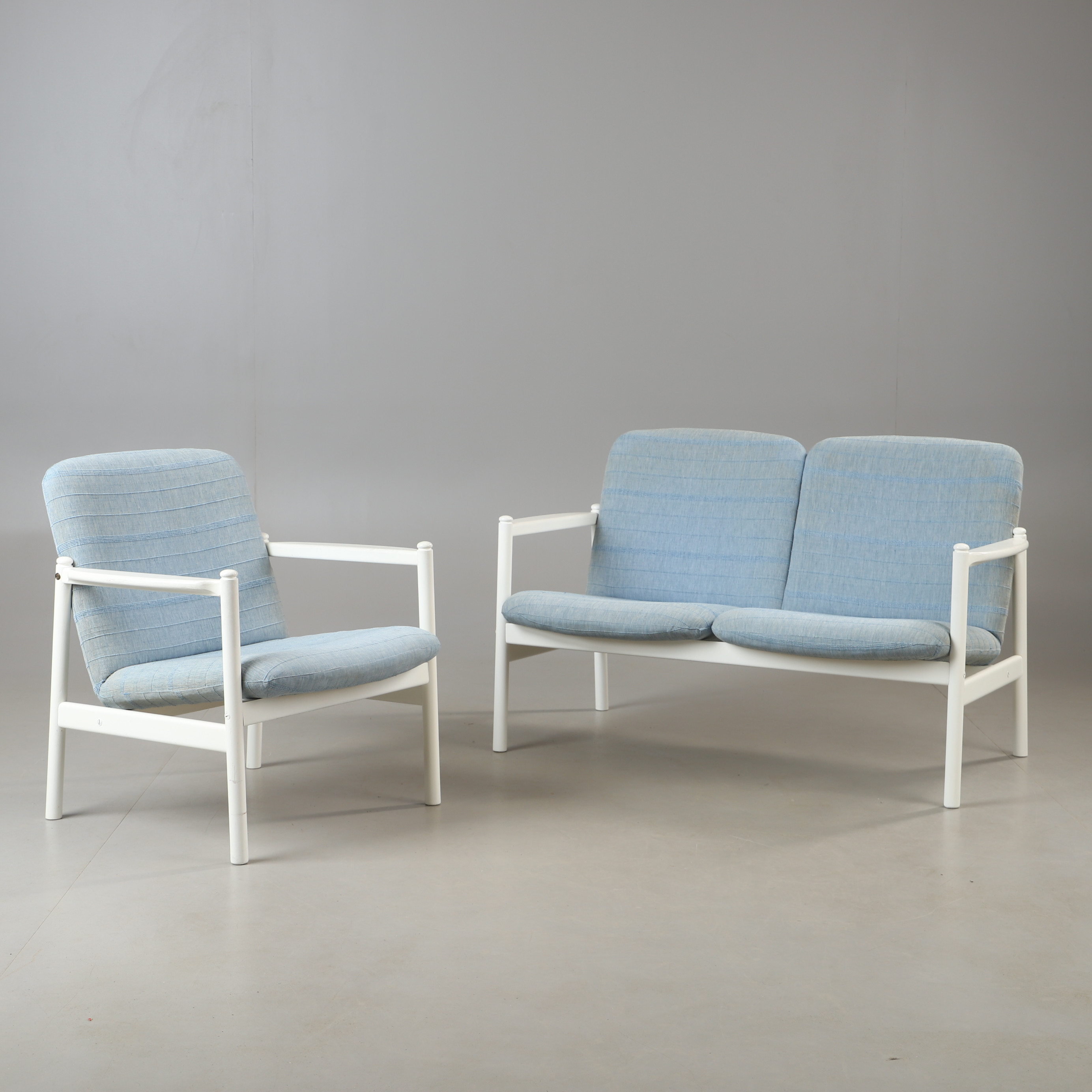 SITTGRUPP, 2 delar, vitlackerad med textilklädsel, 1900-talets mitt.